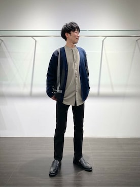 カーディガン/ボレロを使った「バンドカラーシャツ」のメンズ