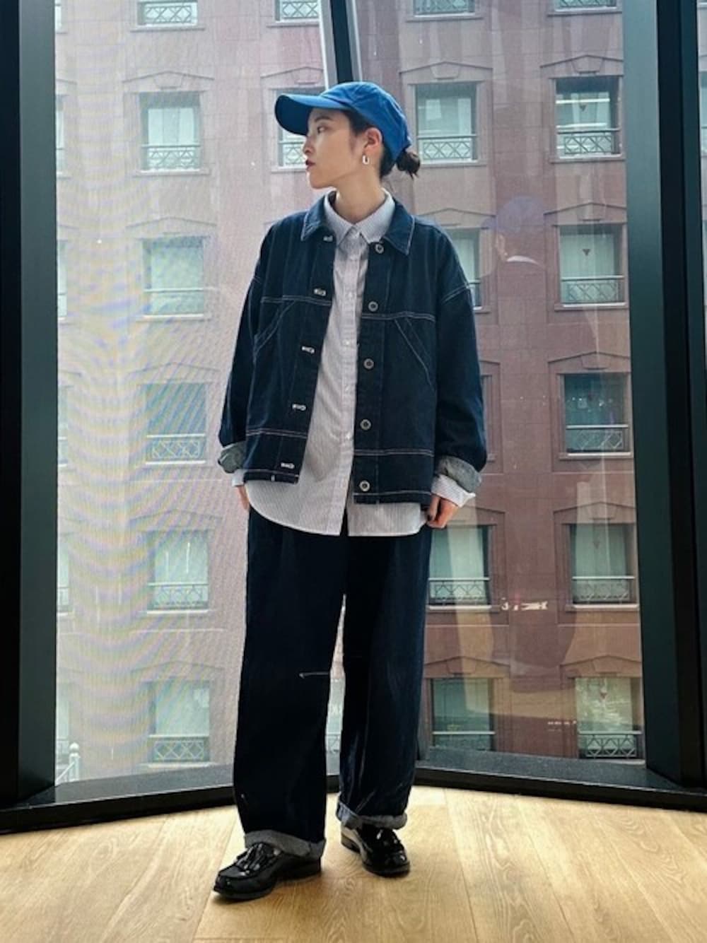 ブルー系のデニムジャケット、ブルー系のシャツ/ブラウス、ブルー系のデニムパンツを着用したレディースの春コーディネートの1枚目の写真