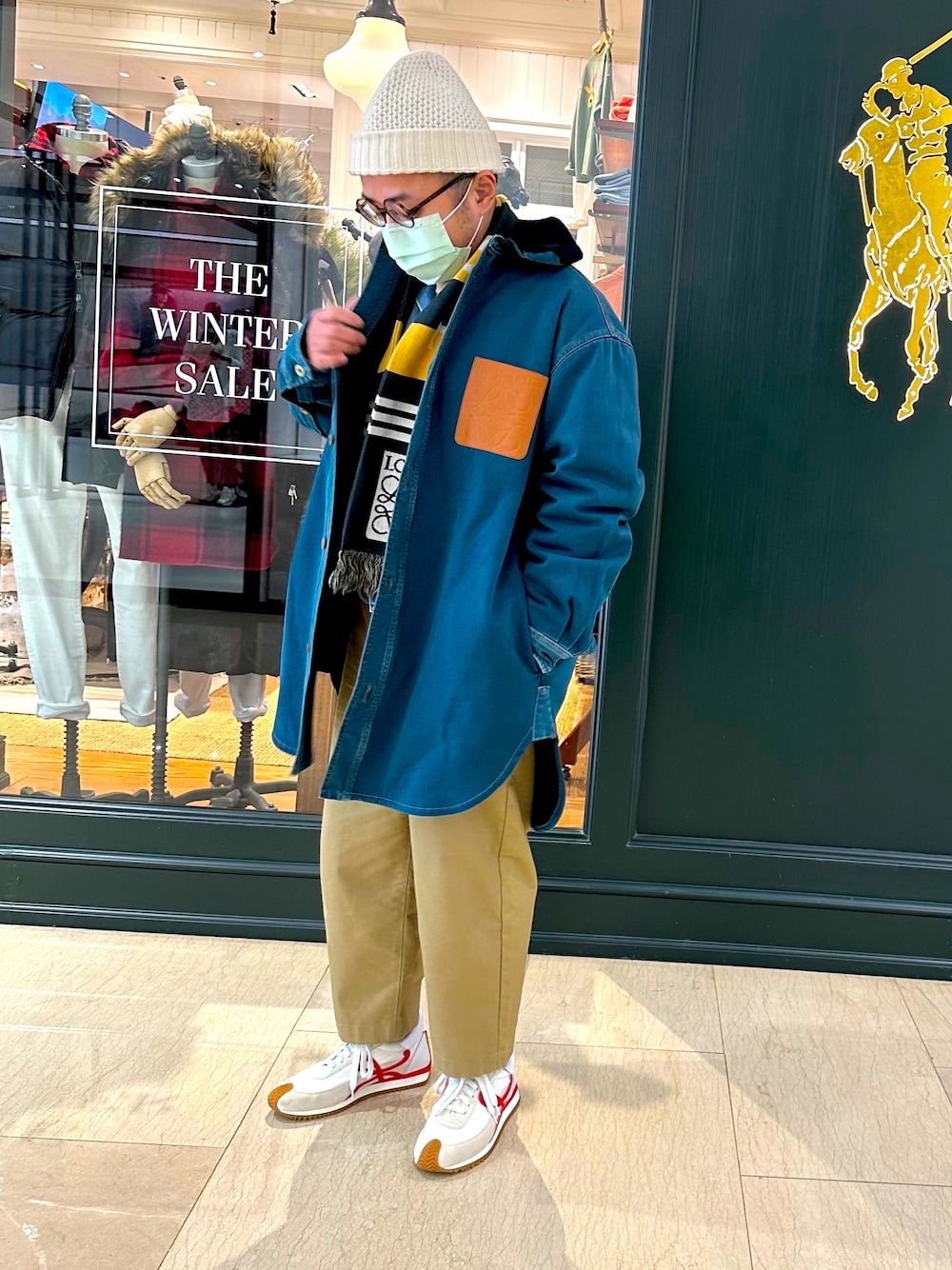 「LOEWEのアイテム（スニーカー、ホワイト系）」を使った、kai-kaiさん（メンズ・167cm）の冬コーディネートの1枚目の写真