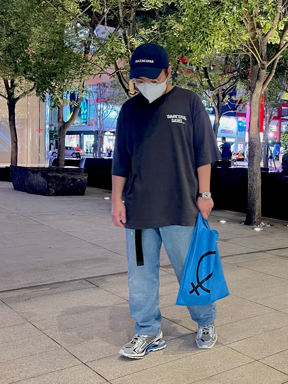 「Balanciagaのアイテム（キャップ、ブルー系）」を使った、kai-kaiさん（メンズ・167cm）の春コーディネートの1枚目の写真