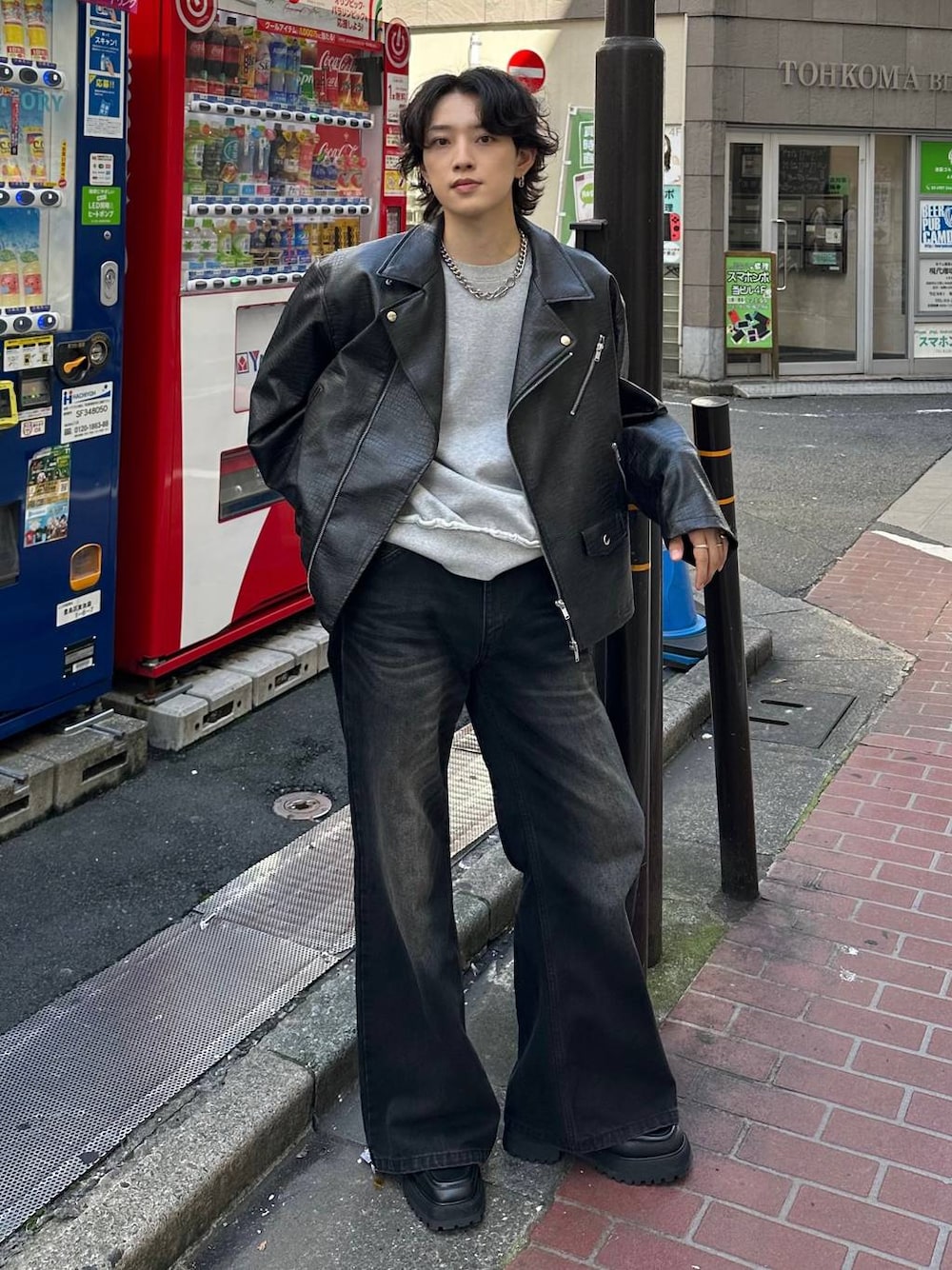 「モテ、HARE、秋コーデ、韓国系、きれいめ、デート/ロマンティック、冬コーデ、着痩せ、モード、ネックレス、着痩せ・細見え、パーマ、ジャケット、スウェット、ワイドパンツ」｜「HAREのワイドフレアデニムパンツ(HARE)（デニムパンツ、ブラック系）」を使った、Shotaさん（メンズ・170cm）の秋コーディネートの1枚目の写真