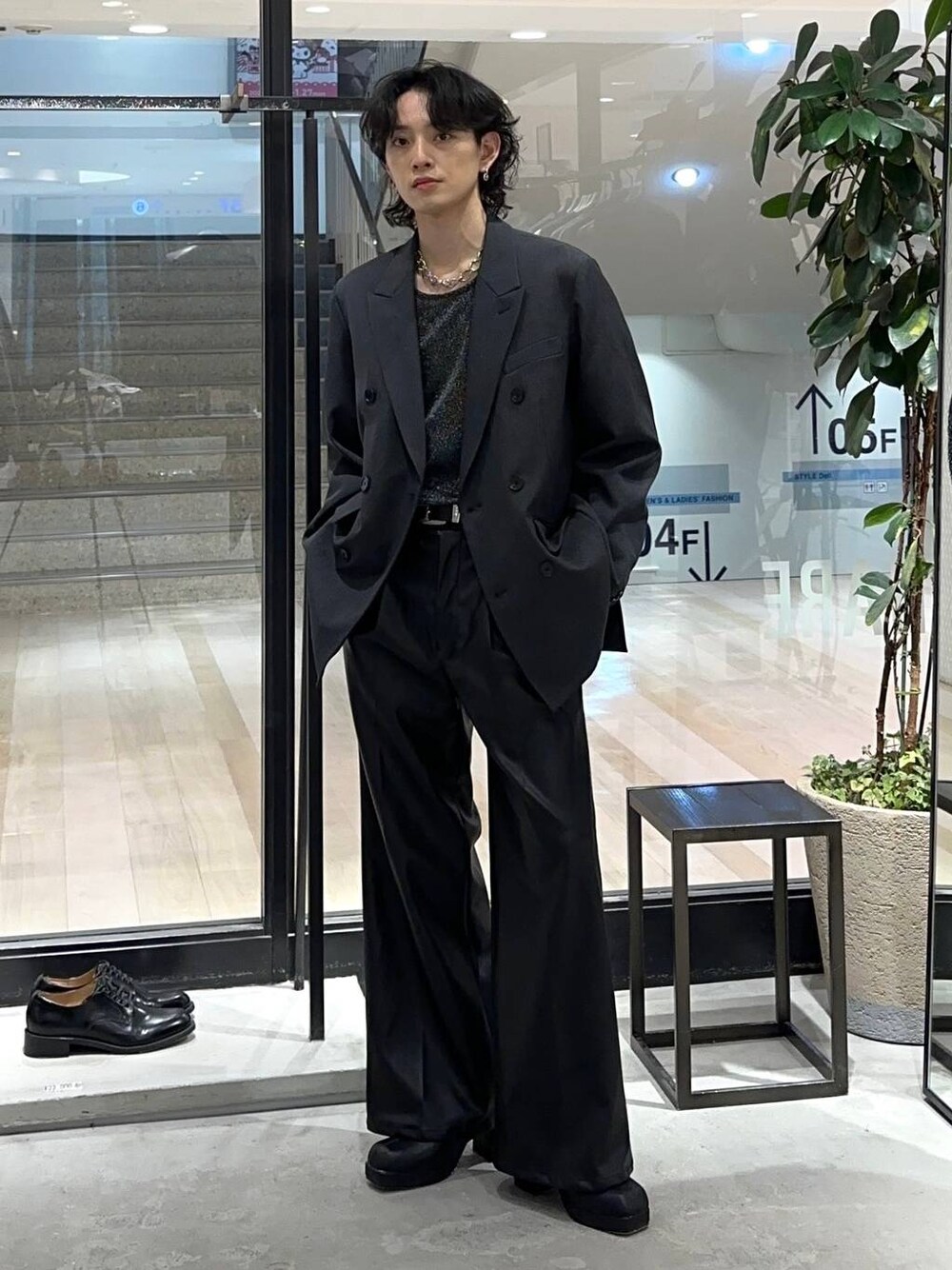 「モテ、韓国系、きれいめ、デート/ロマンティック、冬コーデ、着痩せ、モード、ネックレス、HARE、着痩せ・細見え、パーマ、ジャケット、ロンT、ワイドパンツ」｜「HAREのウェスタンバックルベルト(HARE)（ベルト、ブラック系）」を使った、Shotaさん（メンズ・170cm）の冬コーディネートの1枚目の写真