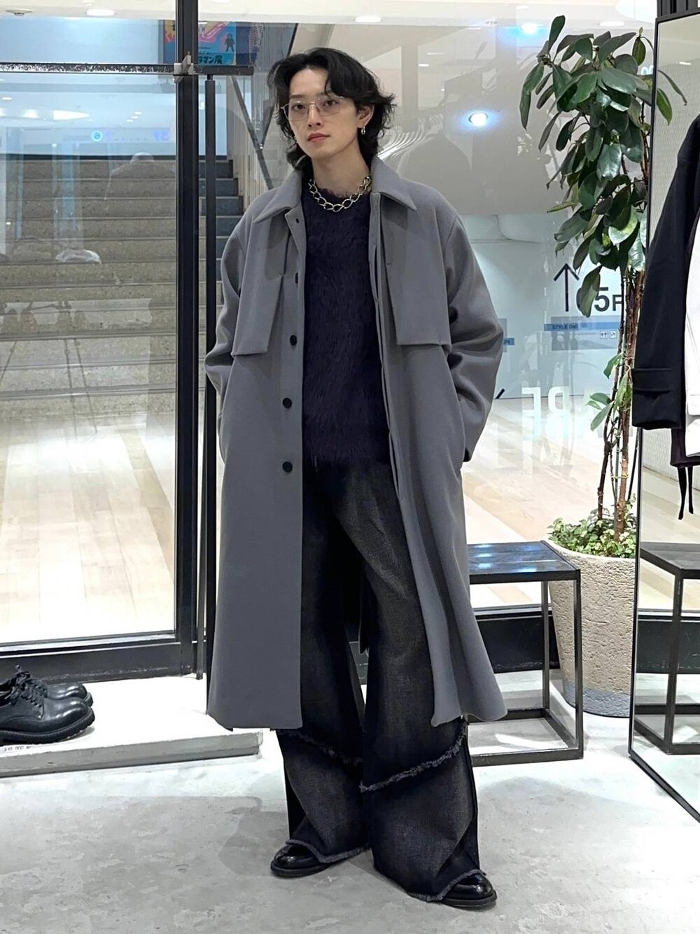 「モテ、韓国系、きれいめ、デート/ロマンティック、冬コーデ、着痩せ、モード、ネックレス、HARE、着痩せ・細見え、パーマ、コート、ニット、ワイドパンツ、デニムパンツ」｜「HAREのコンバートフリンジデニムパンツ(HARE)（デニムパンツ、ブラック系）」を使った、Shotaさん（メンズ・170cm）の秋コーディネートの1枚目の写真