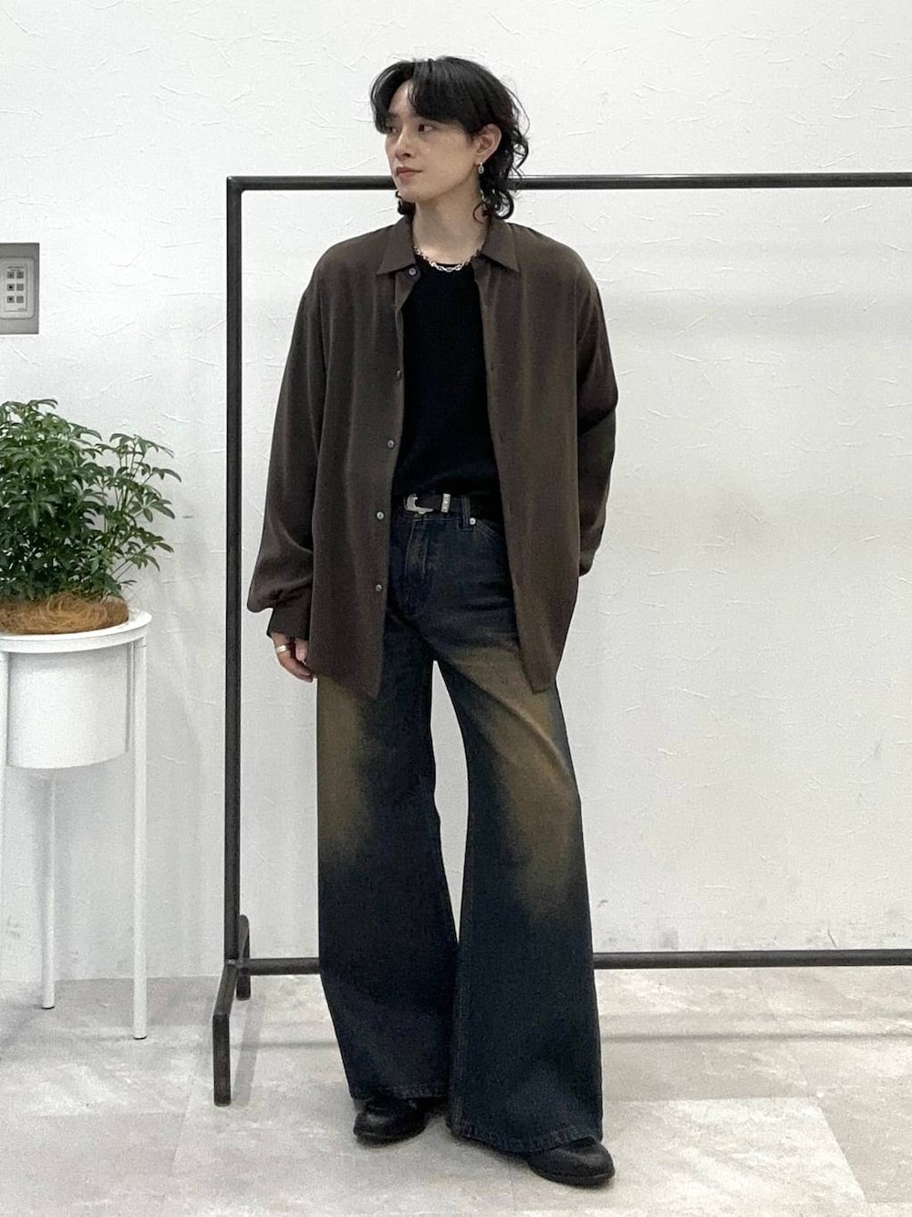 「モテ、韓国系、きれいめ、デート/ロマンティック、冬コーデ、着痩せ、モード、ネックレス、HARE、着痩せ・細見え、パーマ、シャツ、Tシャツ、ワイドパンツ、デニムパンツ」｜「HAREのワイドフレアデニムパンツ(HARE)（デニムパンツ、ブルー系）」を使った、Shotaさん（メンズ・170cm）の春コーディネートの1枚目の写真