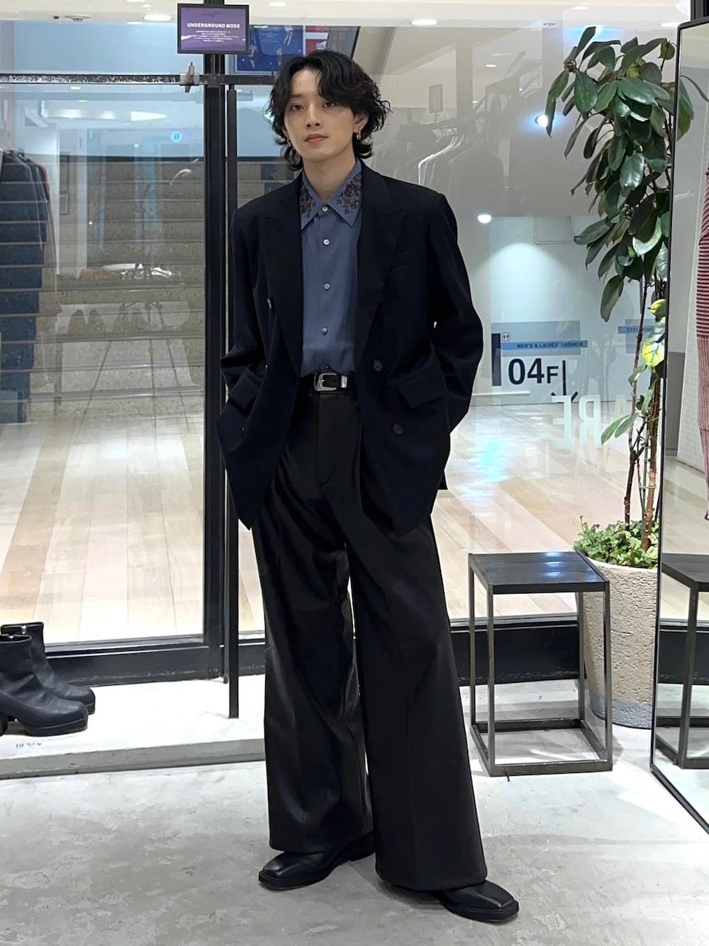 ブルー系のシャツ/ブラウス、ブラック系のその他パンツ、ブラック系のテーラードジャケットを着用したメンズの秋コーディネートの1枚目の写真