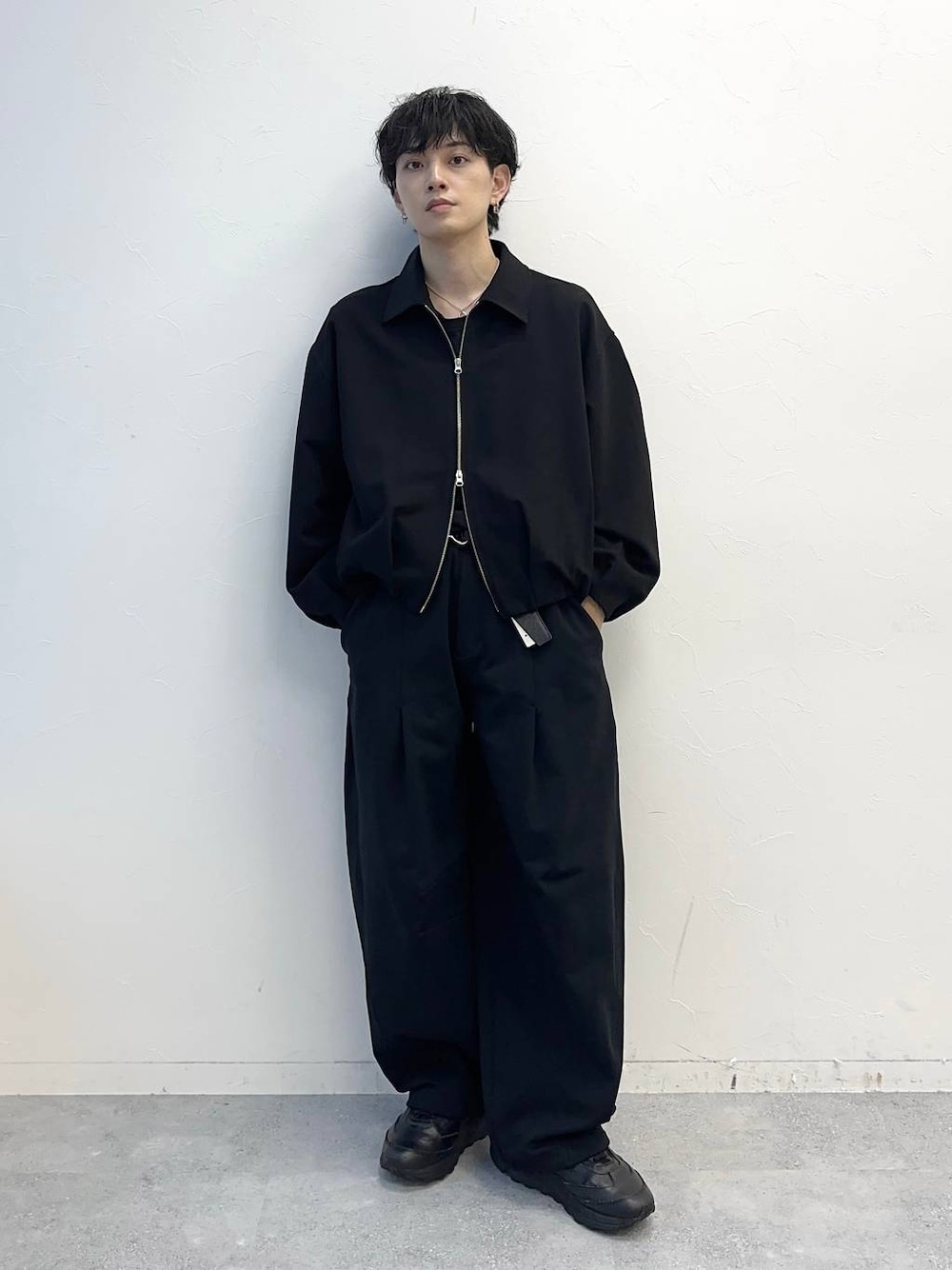 ブラック系のスウェットパンツ、ブラック系のブルゾン、ブラック系のベルトを着用したメンズの秋コーディネートの1枚目の写真