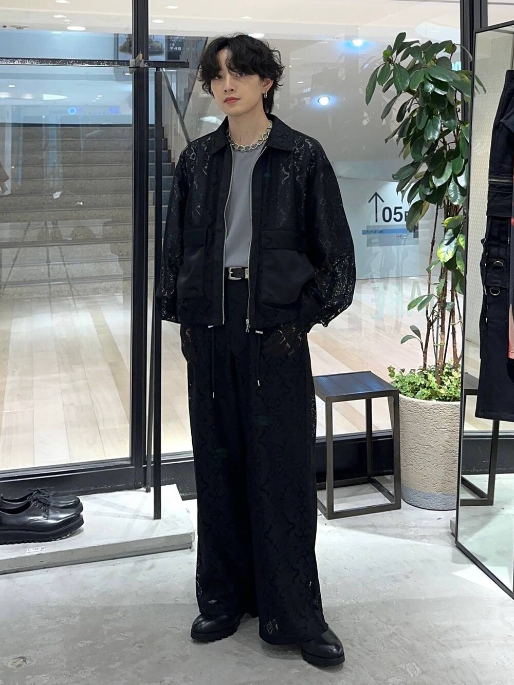 ブラック系のその他パンツ、グレー系のTシャツ/カットソー、ブラック系のドレスシューズを着用したメンズの夏コーディネートの1枚目の写真