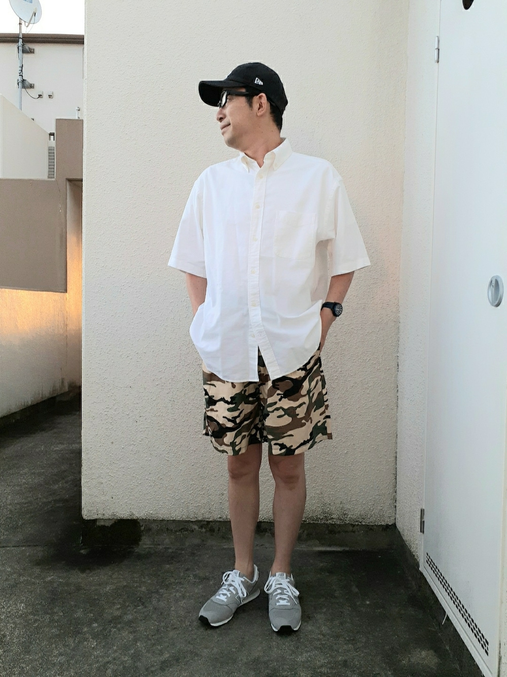 ホワイト系のシャツ/ブラウス、ブラウン系のその他パンツ、グレー系のスニーカーを着用したメンズの夏コーディネートの1枚目の写真