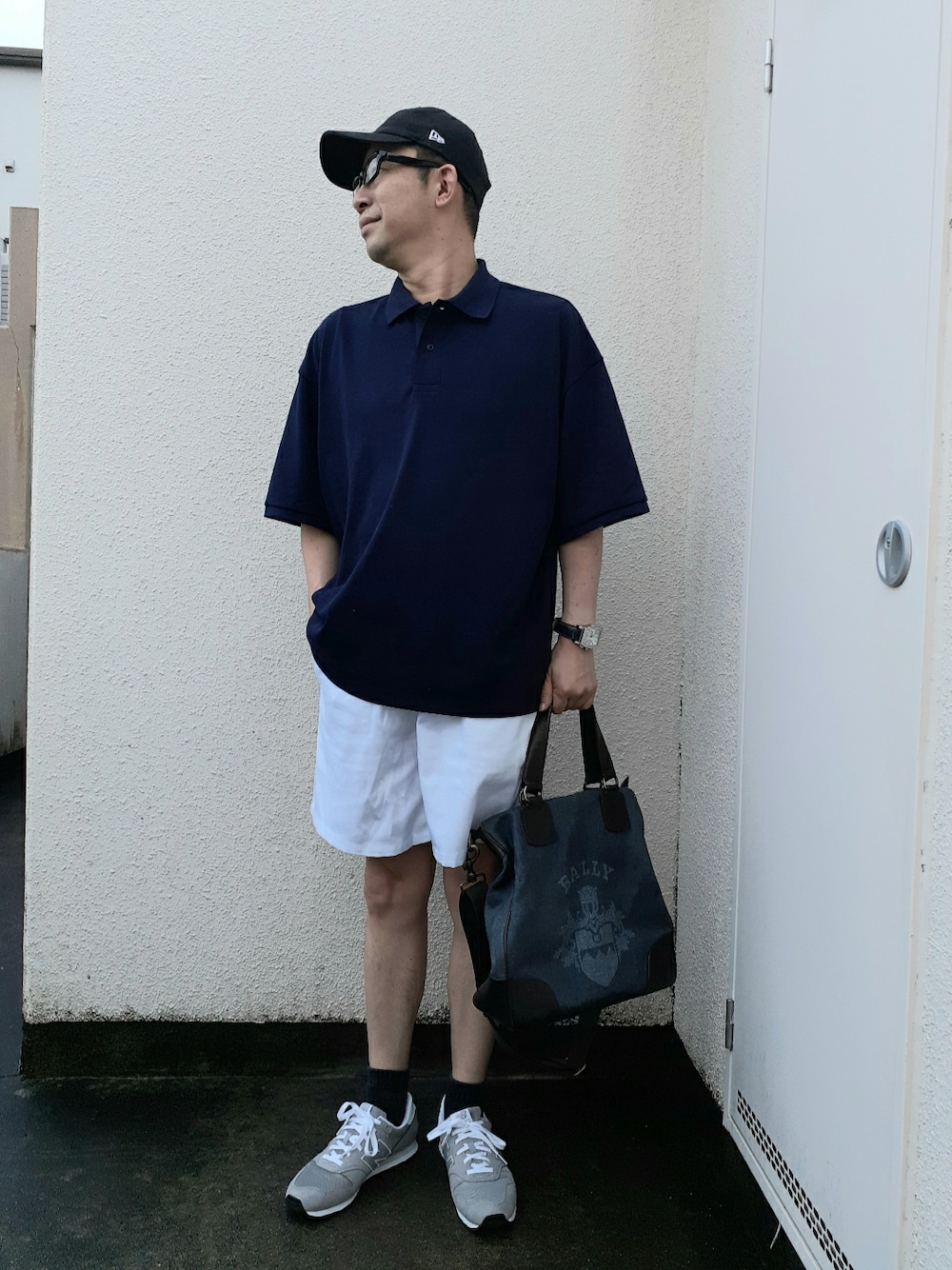 ブルー系のポロシャツ、ホワイト系のその他パンツ、ブルー系のショルダーバッグを着用したメンズの夏コーディネートの1枚目の写真