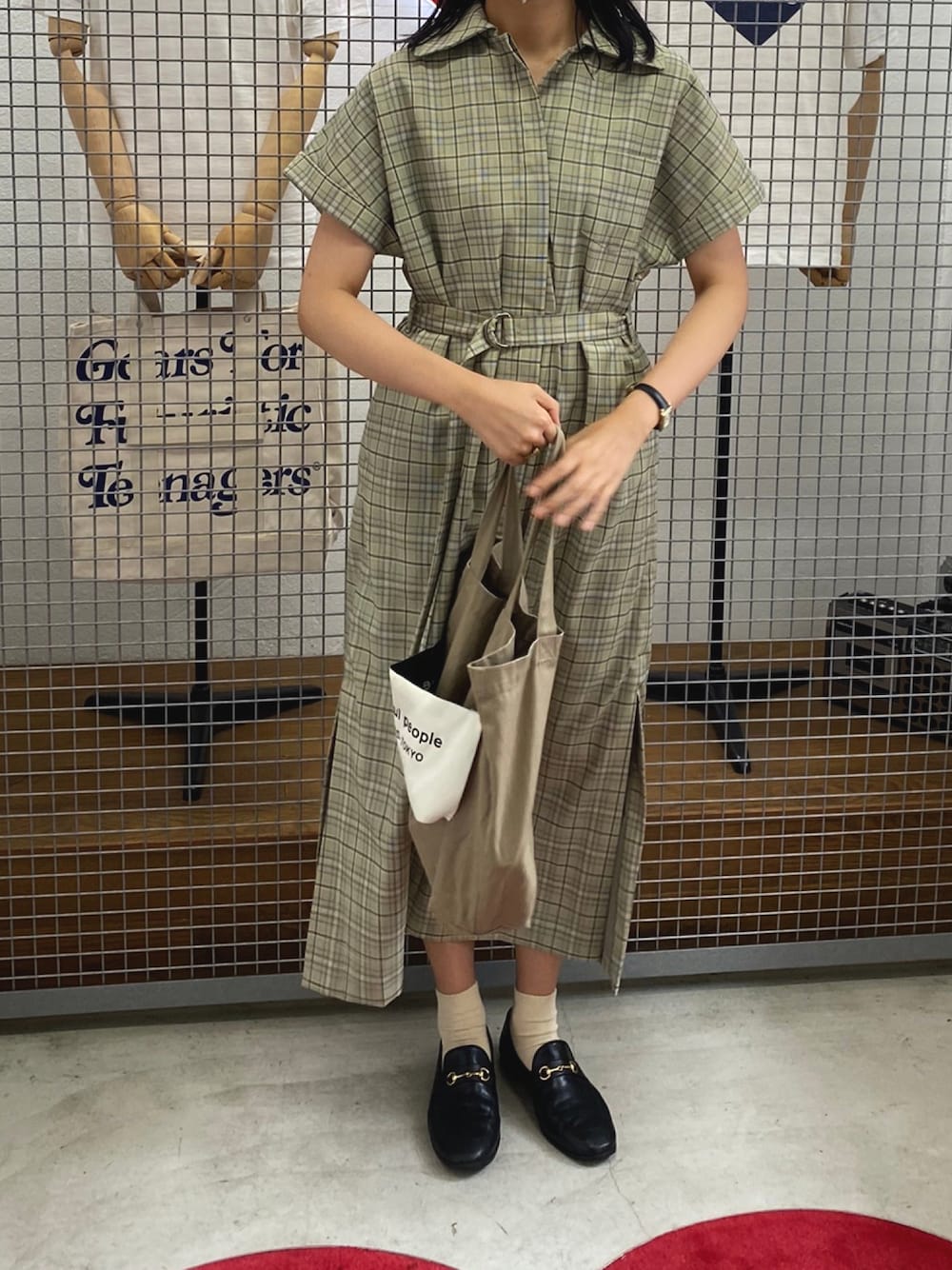 「ワンピース、チェックワンピース、トートバッグ、ドレスシューズ」｜「ADAM ET ROPE'のバブーシュビットローファー（ローファー、ブラック系）」を使った、honokaさん（レディース・166cm）の夏コーディネートの1枚目の写真