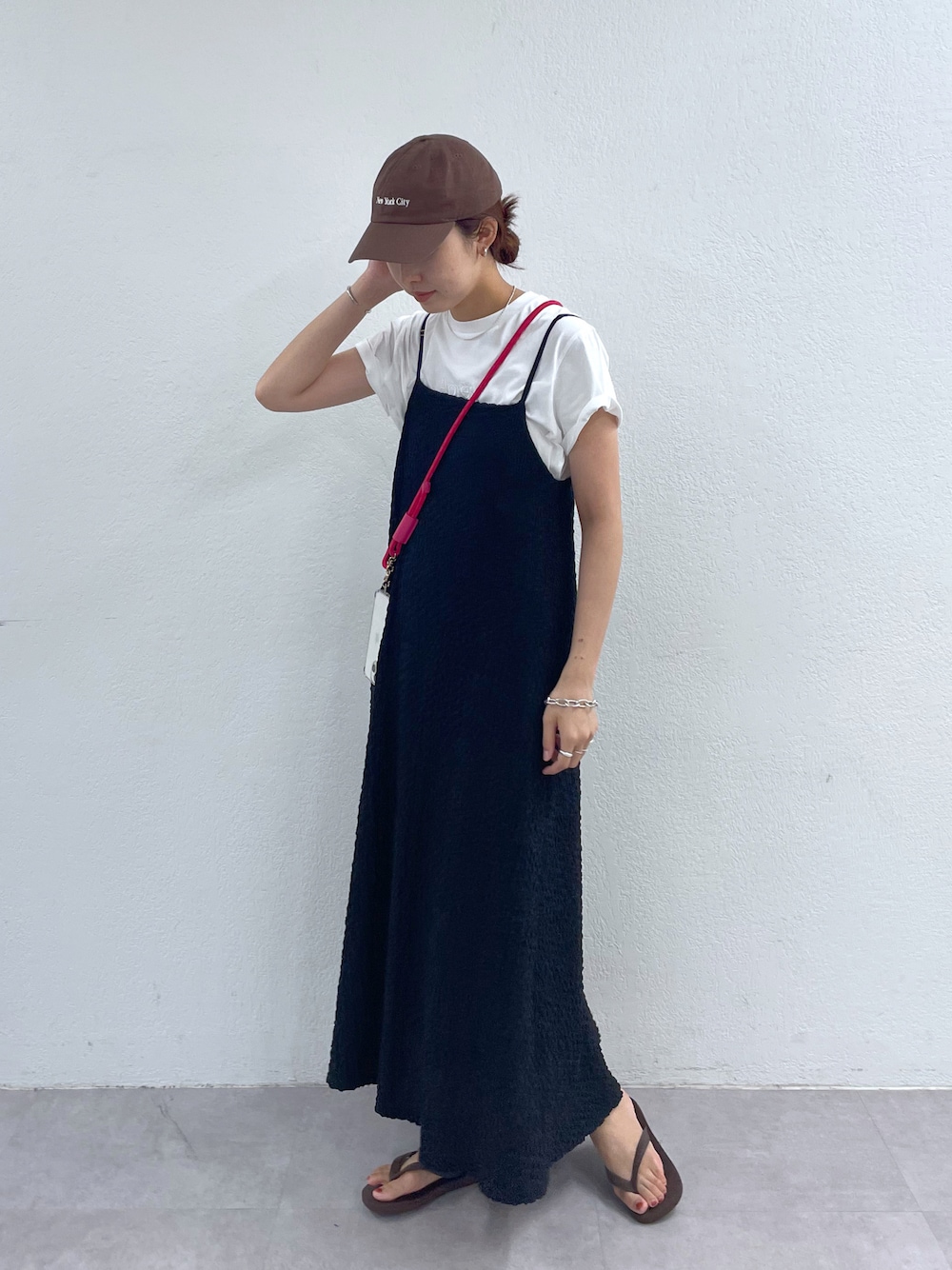 「夏コーデ、シンプルコーデ、モノトーン、スマホショルダー、キャミワンピ、キャミワンピース、高身長女子、高身長コーデ」｜「Pal collectionのエンボスシャーリングキャミワンピース（ワンピース、ブラック系）」を使った、gotoさん（レディース・171cm）の夏コーディネートの1枚目の写真