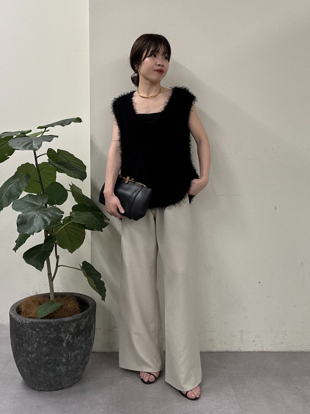 「シャギー、シャギーニット、ベスト、低身長、低身長コーデ、低身長女子、夏、夏コーデ、夏服、大人、大人カジュアル、大人コーデ、大人女子」｜「GALLARDAGALANTEのシャギーニットベスト（ニット/セーター、ブラック系）」を使った、AYUMIさん（レディース・148cm）の夏コーディネートの1枚目の写真