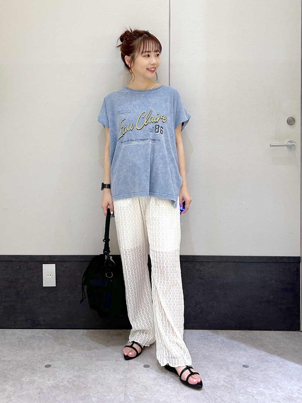 「LEPSIM、レプシィム(LEPSIM)、マタニティ、ママコーデ、ニット、ニットパンツ、ゆったり、ゆるコーデ、Tシャツ、ノースリーブ、ショルダーバッグ、楽チンコーデ、サンダル、シンプルスタイル、お出かけスタイル」｜「LEPSIMの【産前・産後対応】マタニティ／加工ロゴノースリーブ　136009（マタニティウェア/グッズ、ブルー系）」を使った、ogiさん（レディース・157cm）の夏コーディネートの1枚目の写真