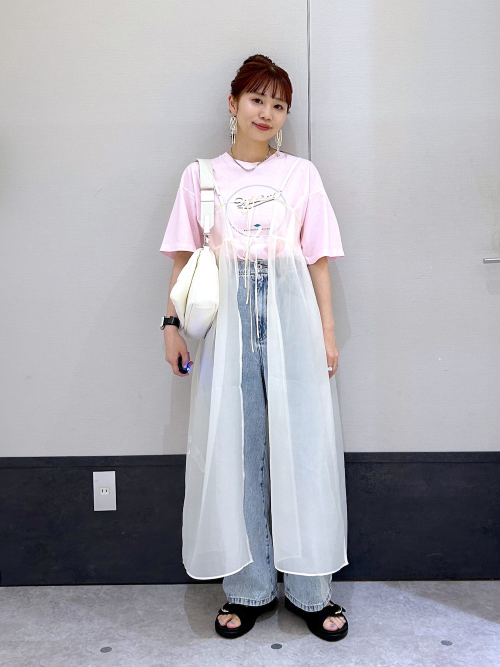 「レプシィム(LEPSIM)、LEPSIM、Tシャツ、デニムパンツ、カーブパンツ、チュールワンピ、チュール、フェミニン、お出かけコーデ、レイヤードスタイル、春夏コーデ、デニム、シアートップス、オトナカワイイ、お洒落さんとつながりたい」｜「LEPSIMのカーブデニムパンツ　987515（デニムパンツ、ブルー系）」を使った、ogiさん（レディース・157cm）の春コーディネートの1枚目の写真