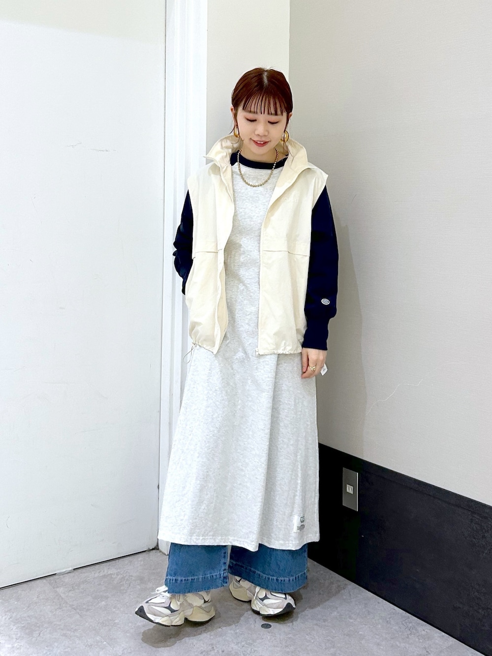 「レプシィム(LEPSIM)、LEPSIM、New Balance、スニーカーコーデ、スニーカー女子、ワンピース、ラグランワンピ、ワンピーススタイル、ベスト、ナイロンベスト、春コーデ、スポーツミックス、デニムパンツ、レイヤードスタイル、オトナカジュアル」｜「LEPSIMのナイロンスタンドベスト　104219（ベスト、ホワイト系）」を使った、ogiさん（レディース・157cm）の春コーディネートの1枚目の写真