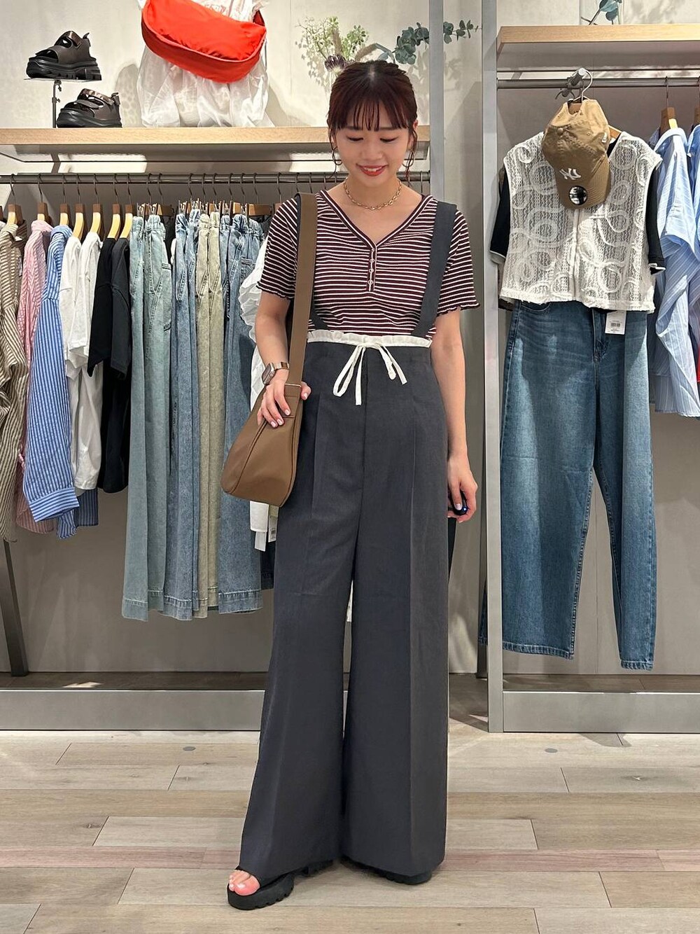 ブラック系のサンダル、ベージュ系のショルダーバッグ、ブラック系のTシャツ/カットソーを着用したレディースの夏コーディネートの1枚目の写真