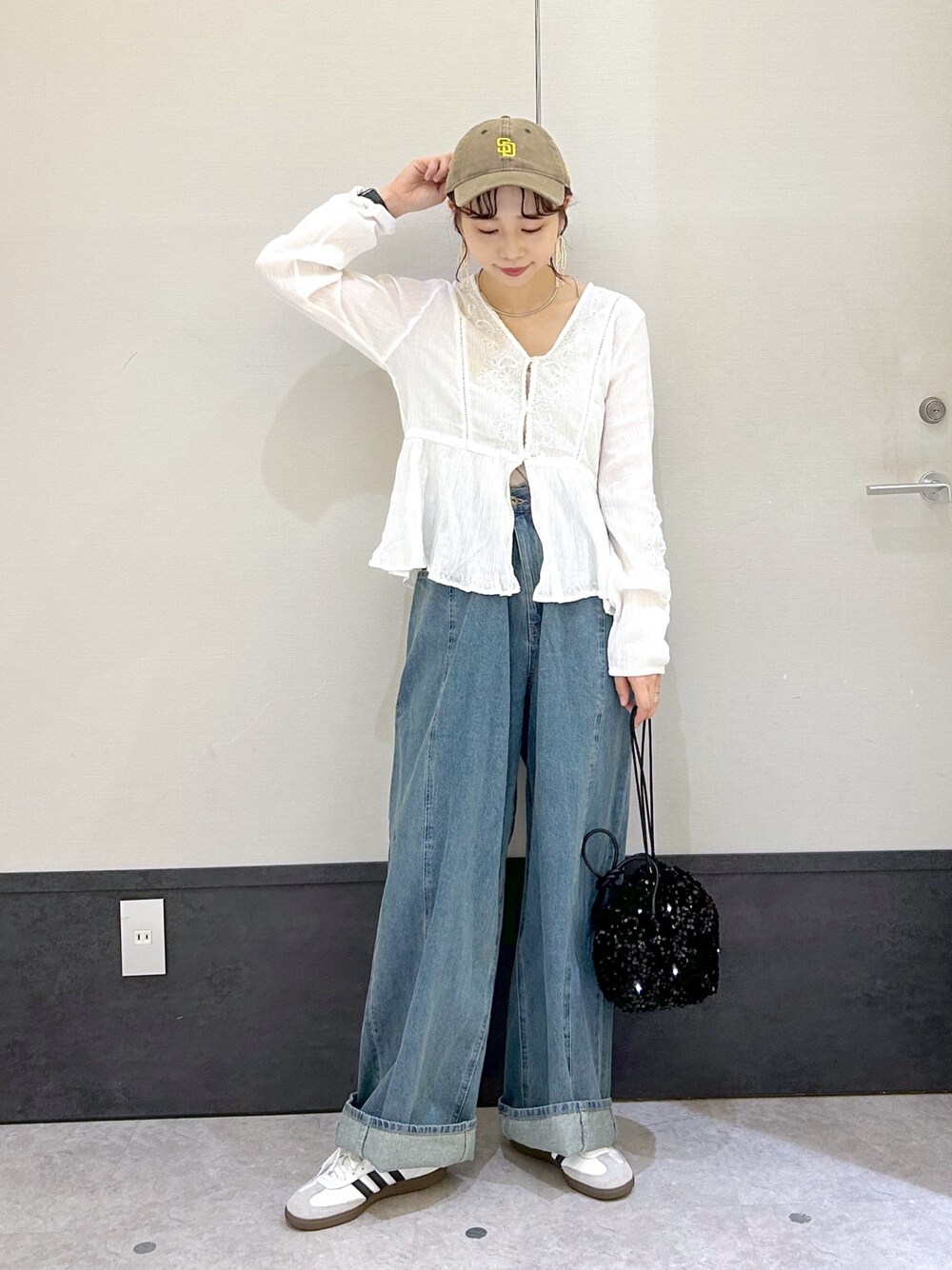 「LEPSIM、レプシィム(LEPSIM)、デニム、秋服準備はじめました、ブラウス、ブラウス×デニム、ワイドパンツ、キャップ、キャップ女子、スニーカー、お出かけコーデ、古着MIX、秋先取りコーデ、初秋コーデ、ビッグシルエット」｜「LEPSIMの刺繍ペプラムブラウス　128200（シャツ/ブラウス、ホワイト系）」を使った、ogiさん（レディース・157cm）の夏コーディネートの1枚目の写真