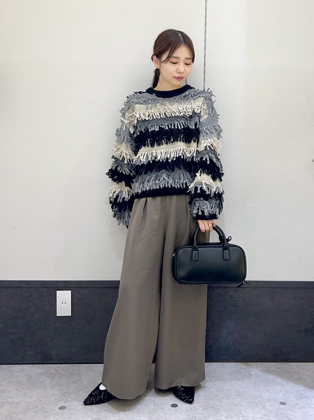 「LEPSIM、レプシィム(LEPSIM)、ワイドパンツ、ニット、ボストンバッグ、パンプス、パンツスタイル、淡色コーデ、秋っぽコーデ更新中、モノトーン、キレイめカジュアル、秋冬コーデ、お洒落さんとつながりたい、オトナ女子」｜「LEPSIMの3ゲージモンスターMIXプルオーバー　133289（ニット/セーター、ブラック系）」を使った、ogiさん（レディース・157cm）の秋コーディネートの1枚目の写真