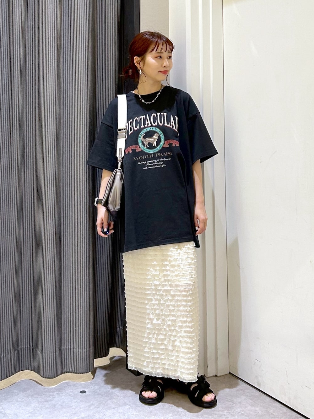 「レプシィム(LEPSIM)、LEPSIM、スカート、スカートスタイル、ティアードスカート、Tシャツ、ビッグT、ショルダーバッグ、お出かけコーデ、プチプラ、春夏コーデ、アウトドアスタイル、初夏コーデ、カジュアルスタイル、オトナカジュアル」｜「LEPSIMの動物プリントBIG-T　115066（Tシャツ/カットソー、グレー系）」を使った、ogiさん（レディース・157cm）の春コーディネートの1枚目の写真