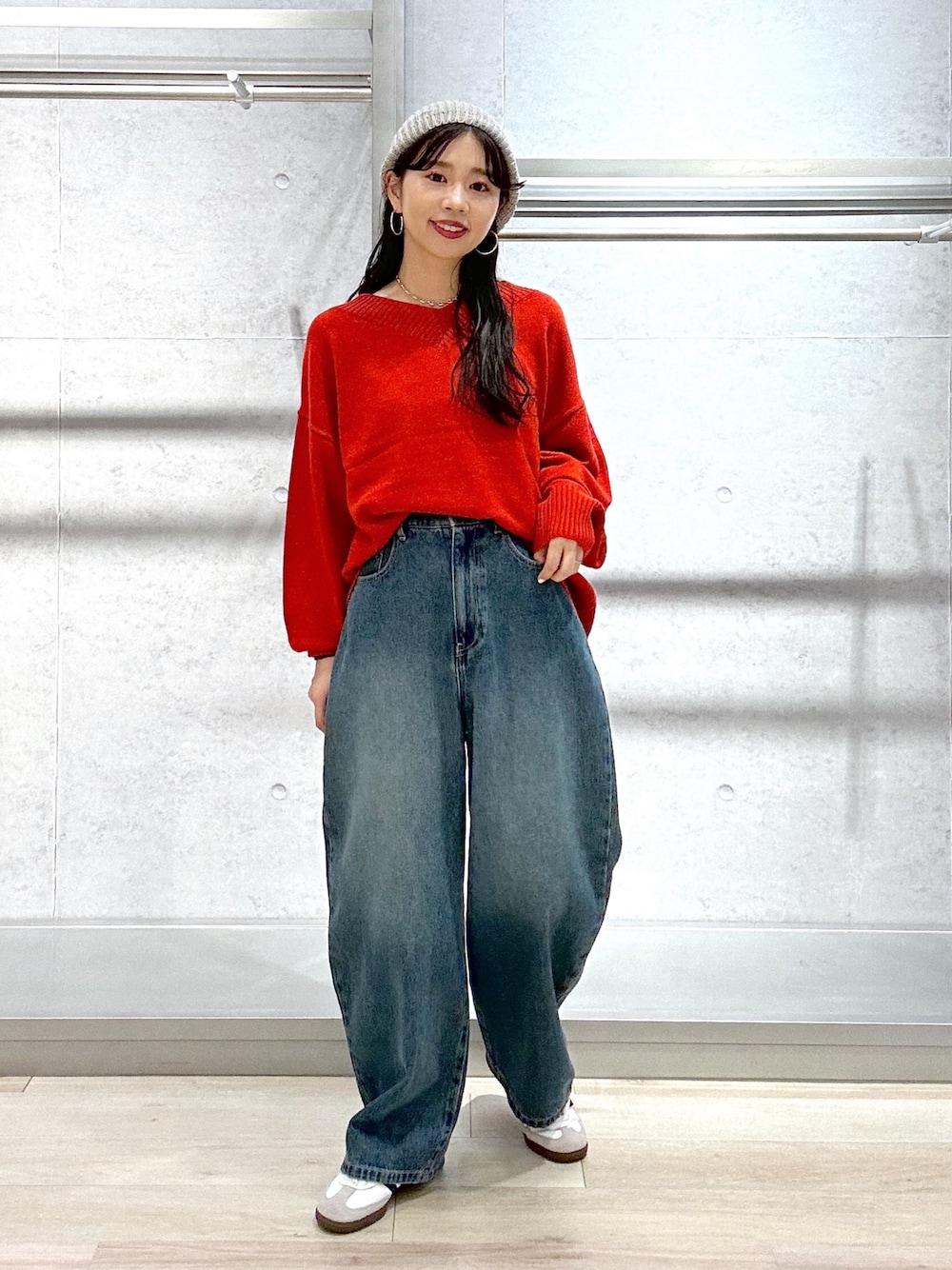 「LEPSIM、レプシィム(LEPSIM)、デニム、デニムパンツ、カーブパンツ、ニット、Vネック、カジュアル、赤、ニット帽、秋っぽコーデ更新中、シンプルスタイル、秋先取りコーデ、パンツスタイル、大人カジュアル」｜「LEPSIMのカーブデニムパンツ　987515（デニムパンツ、ブルー系）」を使った、ogiさん（レディース・157cm）の秋コーディネートの1枚目の写真