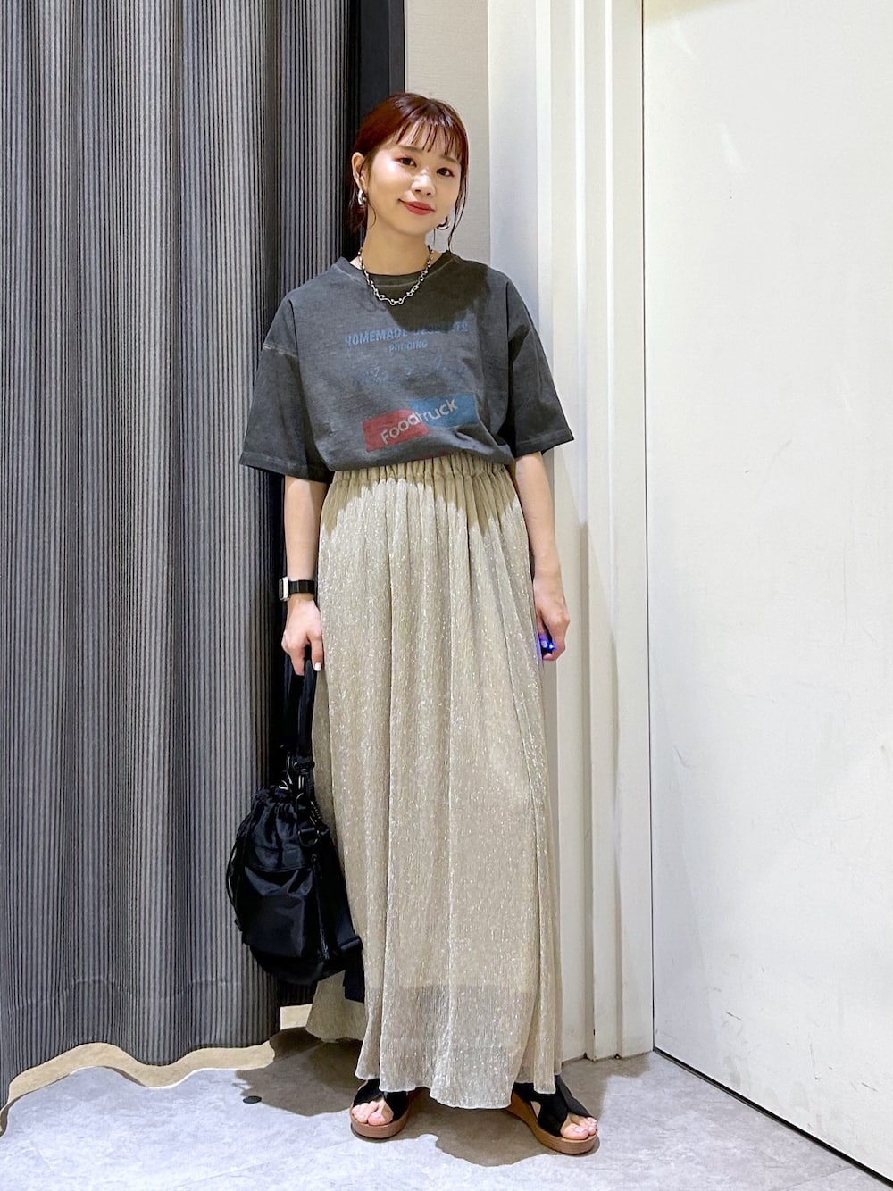 「LEPSIM、レプシィム(LEPSIM)、Tシャツ、ロゴT、スカート、スカートスタイル、お出かけコーデ、きれいめカジュアル、春夏コーデ、初夏コーデ、おでかけコーデ、オトナカジュアル、Tシャツコーデ、ラフコーデ、シンプルコーデ」｜「LEPSIMのムラ染めLOGOｰT　113201（Tシャツ/カットソー、グレー系）」を使った、ogiさん（レディース・157cm）の春コーディネートの1枚目の写真