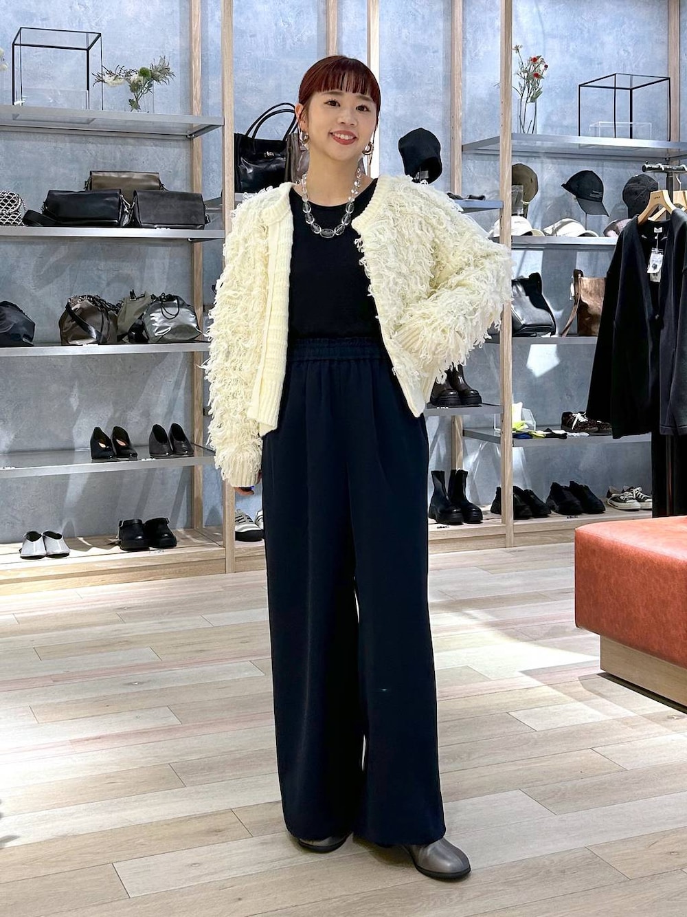 ブラック系のTシャツ/カットソー、ホワイト系のニット/セーター、その他のブーツを着用したレディースの秋コーディネートの1枚目の写真