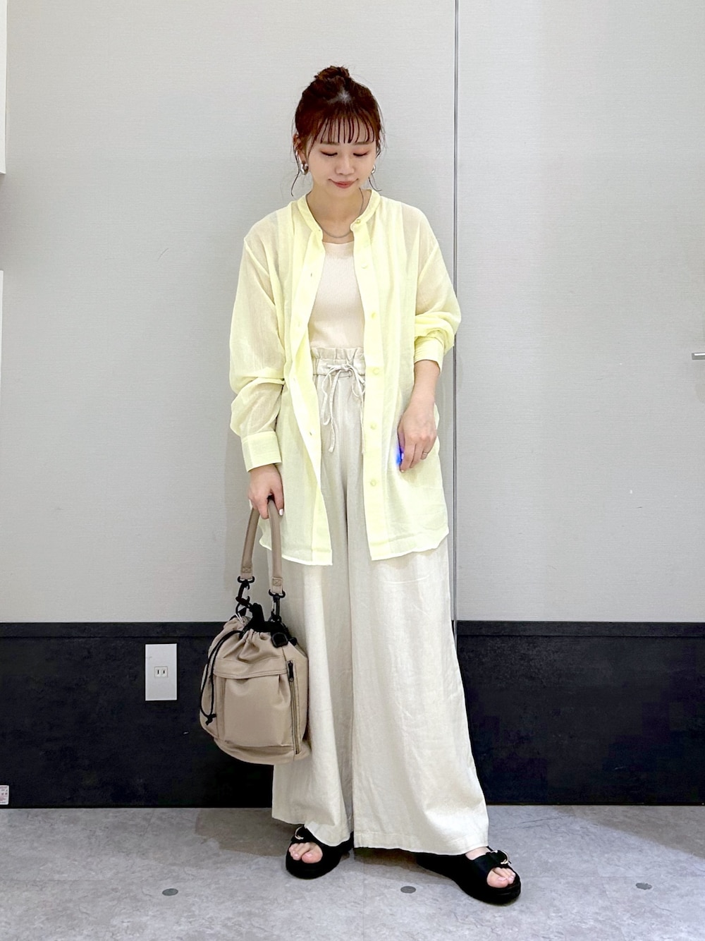 ホワイト系のその他パンツ、イエロー系のシャツ/ブラウス、ブラック系のサンダルを着用したレディースの春コーディネートの1枚目の写真