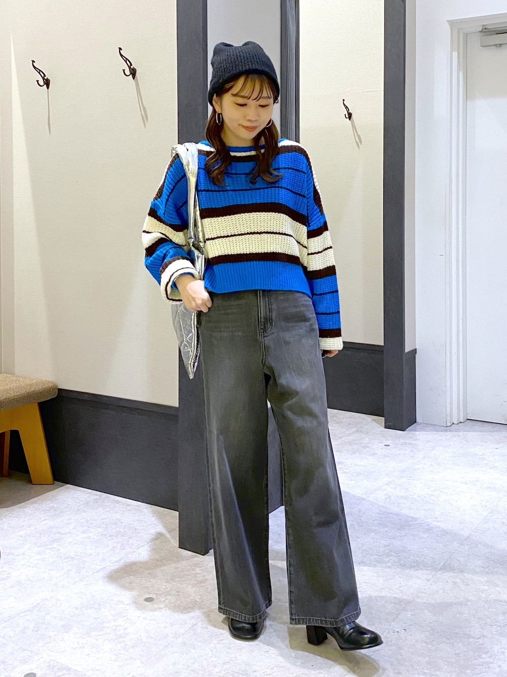 「ファッションを楽しもう、デニム、トートバッグ、冬コーデ、ニット、ブーツ、カジュアルコーデ、ブルー、カラー×コーデ、楽チンコーデ、LEPSIM、レプシィム(LEPSIM)、大人カジュアル、柄ニット、ニット帽」｜「LEPSIMのオブリークトゥショートブーツ　969890（ブーツ、ブラック系）」を使った、ogiさん（レディース・157cm）の秋コーディネートの1枚目の写真