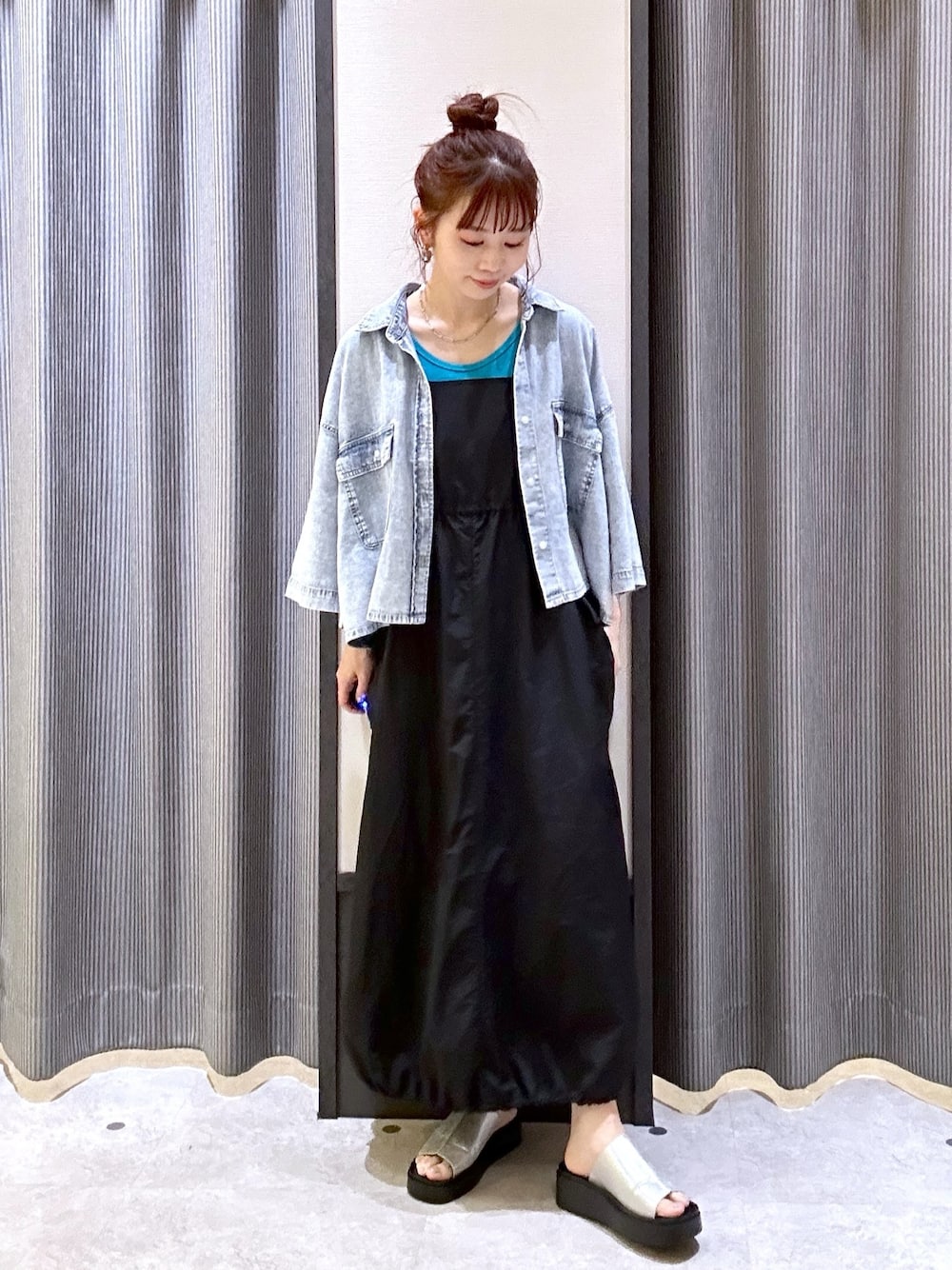 「LEPSIM、レプシィム(LEPSIM)、キャミワンピ、デニム、シャツスタイル、デニムコーデ、お出かけコーデ、春夏コーデ、シンプルコーデ、オトナカワイイ、夏コーデ、オトナカジュアル、大人女子、厚底サンダル、大人カジュアル」｜「LEPSIMのポケ付きキャミワンピース　111146（ワンピース、ブラック系）」を使った、ogiさん（レディース・157cm）の春コーディネートの1枚目の写真