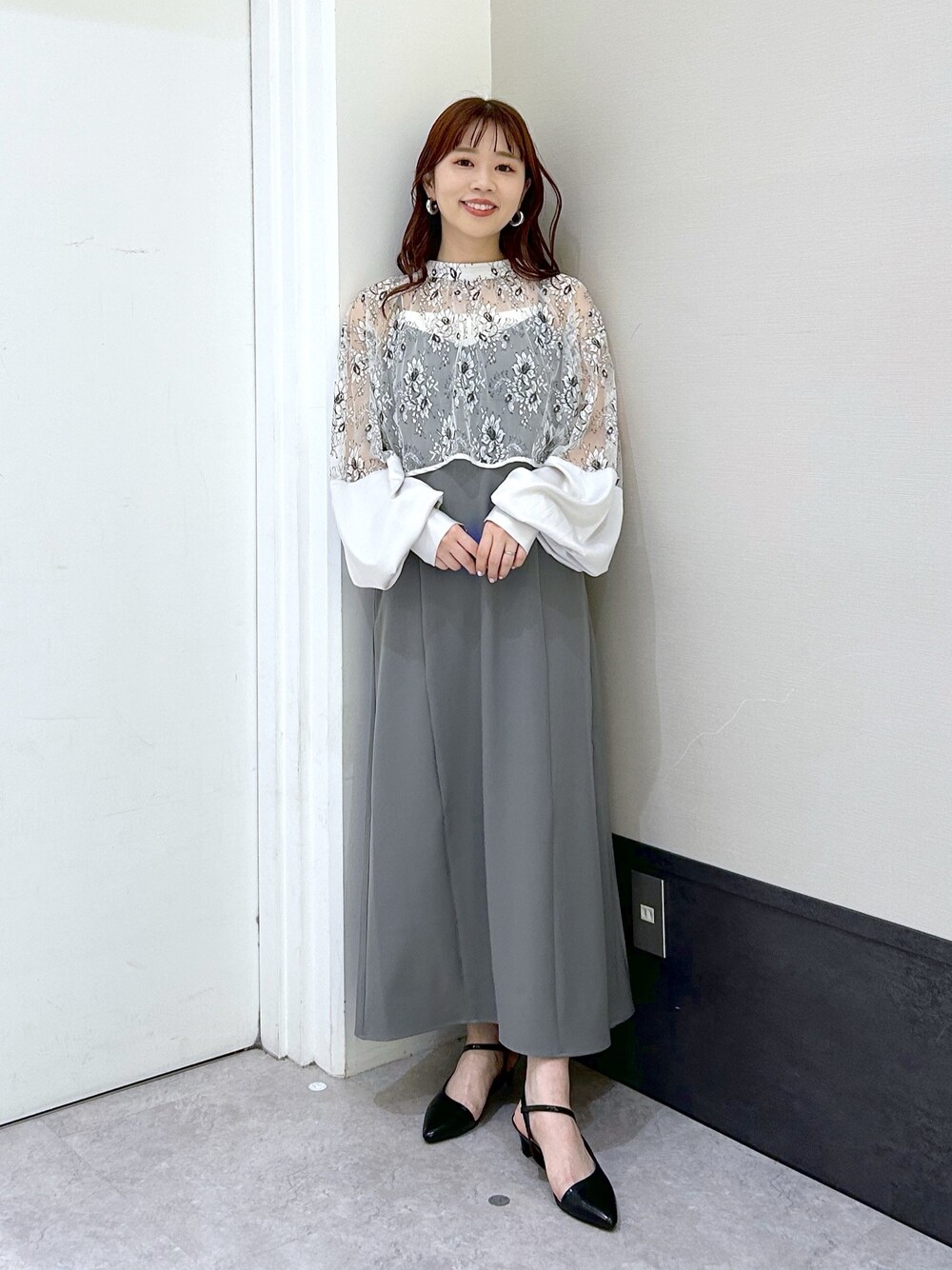 「レプシィム(LEPSIM)、LEPSIM、オケージョン、結婚式二次会スタイル、結婚式、結婚式 ワンピース、お呼ばれスタイル、お呼ばれ、フェミニン、ワンピース、ワンピーススタイル、ドレス、きれいめカジュアル、大人かわいい、オトナ女子」｜「LEPSIMの【結婚式／オケージョン】レースブラウス＊キャミ2SETワンピース　113205（ドレス、グレー系）」を使った、ogiさん（レディース・157cm）の春コーディネートの1枚目の写真
