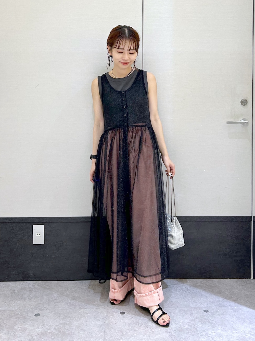 「レプシィム(LEPSIM)、LEPSIM、ワンピース、レイヤードスタイル、ワイドパンツ、カラーデニム、ピンク、ピンクコーデ、フェミニン、大人ガーリー、大人可愛い、夏コーデ、きれいめカジュアル、大人カジュアルコーデ、ワンピーススタイル」｜「LEPSIMの2WAYラメレイヤードワンピース　137967（ワンピース、ブラック系）」を使った、ogiさん（レディース・157cm）の夏コーディネートの1枚目の写真