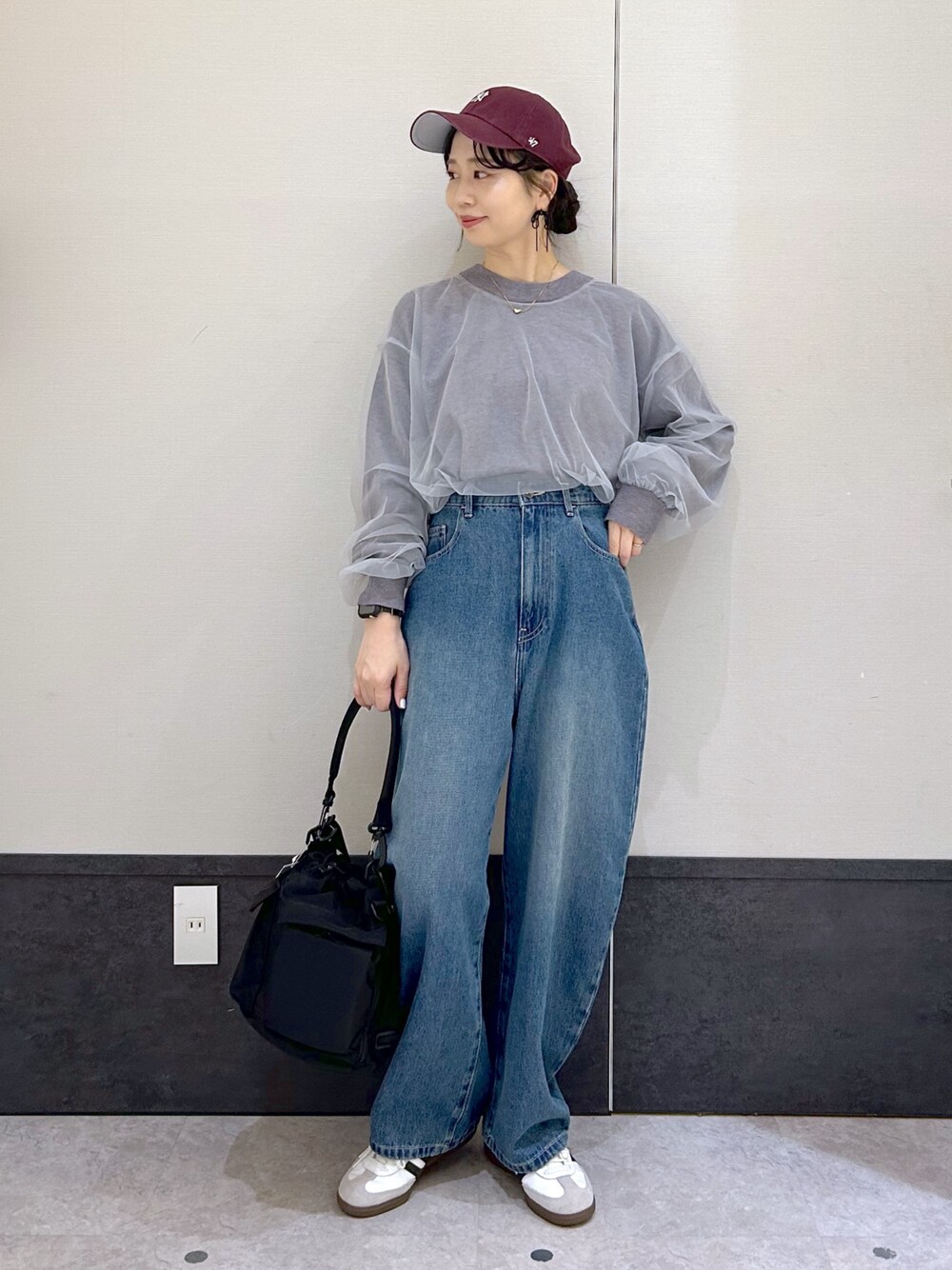 「LEPSIM、レプシィム(LEPSIM)、デニムパンツ、デニム、キャップ、ショルダーバッグ、チュール、ニット、カーブパンツ、秋っぽコーデ更新中、スニーカー女子、古着MIX、お出かけコーデ、オトナカジュアル、お洒落さんとつながりたい」｜「LEPSIMの12ゲージドッキングチュールプルオーバー　202406（ニット/セーター、グレー系）」を使った、ogiさん（レディース・157cm）の秋コーディネートの1枚目の写真