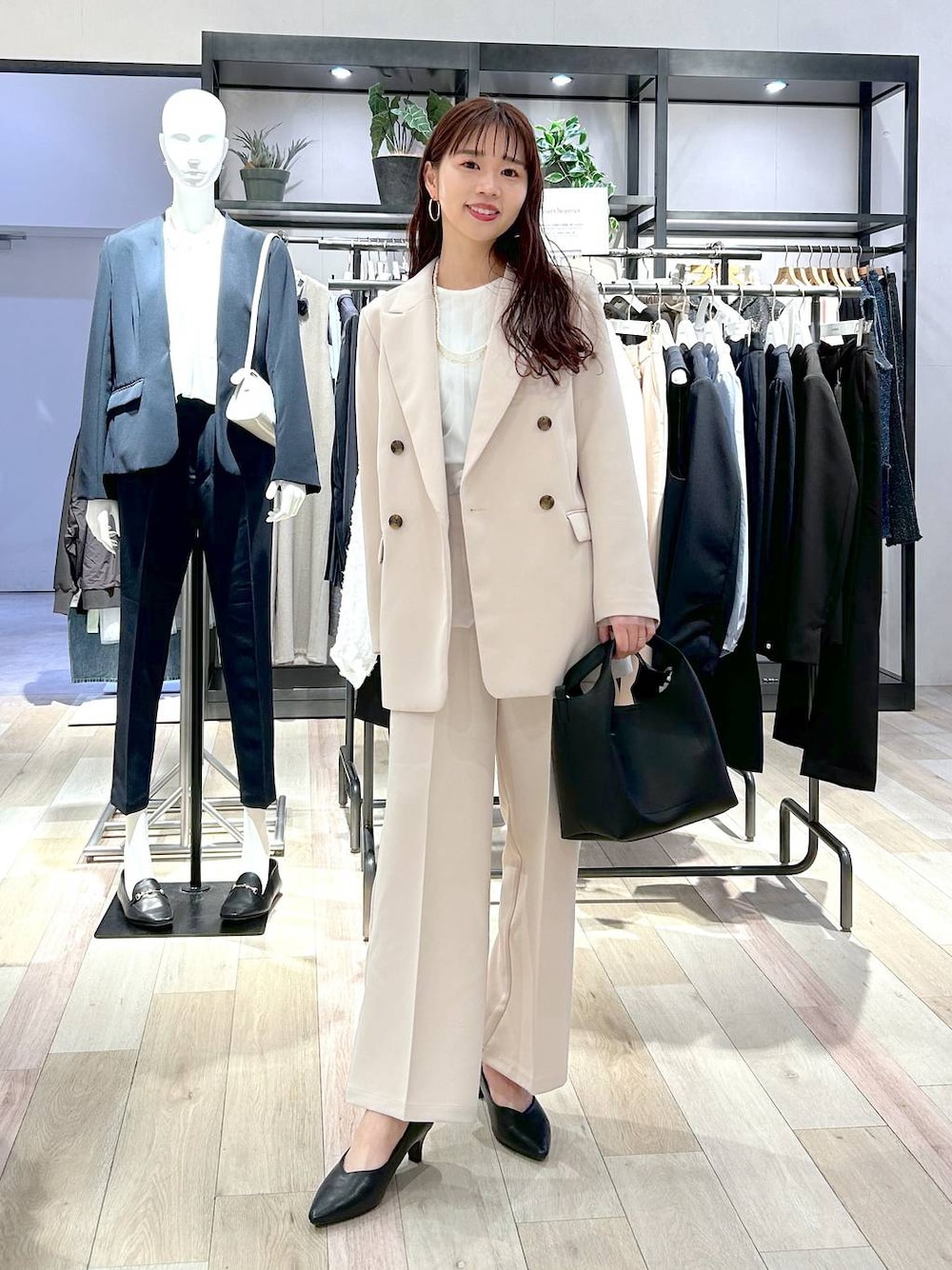 「カジュアル、着痩せ・細見え、楽ちんコーデ、体型カバー、ベーシック/シンプル、LEPSIM、シンプルコーデ、大人カジュアル、入学式・卒業式、きれいめ、ワイドパンツ、入学式、セレモニー、セットアップスタイル、ママコーデ」｜「LEPSIMの【入卒式／セレモニー】Wクロスストレッチワイドパンツ　207775（スーツパンツ、ベージュ系）」を使った、ogiさん（レディース・157cm）の冬コーディネートの1枚目の写真