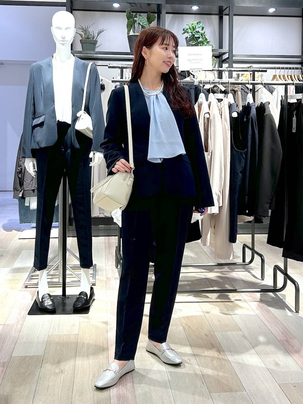 「ジャケット、ジャケットスタイル、ショルダーバッグ、パンプス、ブラウス、カジュアル、差し色コーデ、着痩せ・細見え、楽ちんコーデ、冬コーデ、体型カバー、ベーシック/シンプル、LEPSIM、シンプルコーデ、大人カジュアル」｜「LEPSIMの【入卒式／セレモニー】Wクロスストレッチテーパードパンツ　207773（スーツパンツ、ブルー系）」を使った、ogiさん（レディース・157cm）の冬コーディネートの1枚目の写真