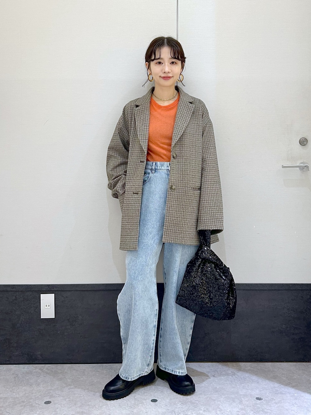 「LEPSIM、レプシィム(LEPSIM)、デニムパンツ、カーブパンツ、ジャケットスタイル、アウター、秋冬コーデ、チェック、オトナカジュアル、オーバーサイズ、ローファー、ゆるコーデ」｜「LEPSIMのカーブデニムパンツ　987515（デニムパンツ、ブルー系）」を使った、ogiさん（レディース・157cm）の秋コーディネートの1枚目の写真