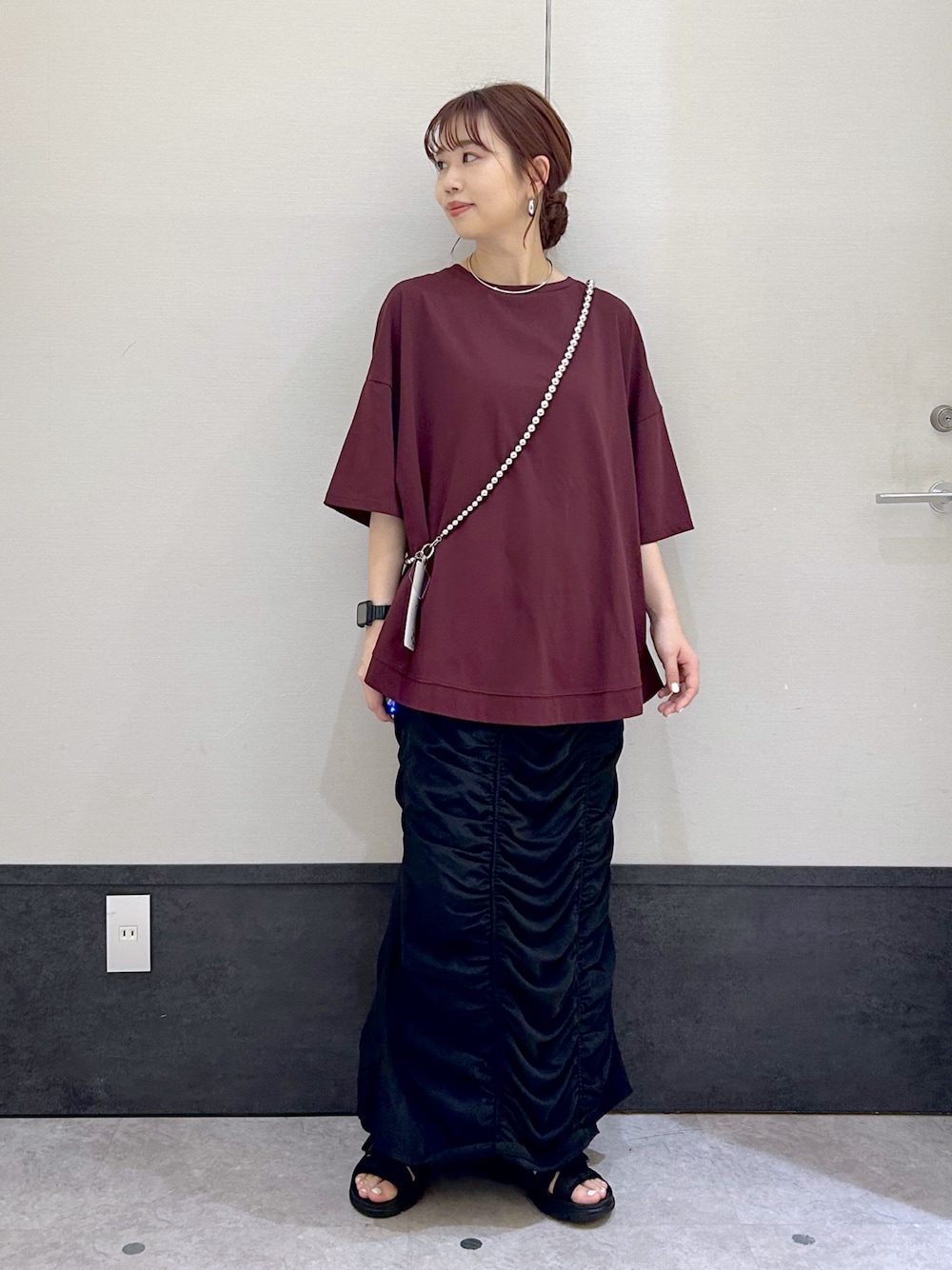 「Tシャツ、レプシィム(LEPSIM)、LEPSIM、スカート、スカートスタイル、ゆるコーデ、ゆったり、体型カバー、チュニック、グルカサンダル、シンプルスタイル、オトナ女子、お出かけスタイル、夏服コーデ」｜「LEPSIMの【3つの機能付き】裾ラウンドBIGチュニック　987482（Tシャツ/カットソー、レッド系）」を使った、ogiさん（レディース・157cm）の夏コーディネートの1枚目の写真