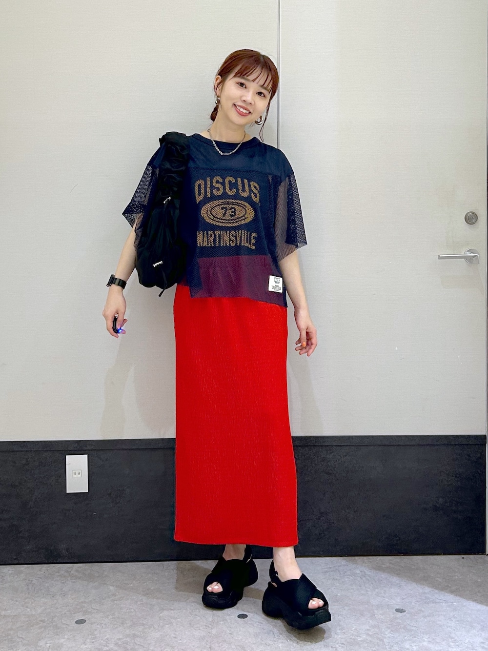 「LEPSIM、レプシィム(LEPSIM)、スカートスタイル、スカート、メッシュ、夏コーデ、夏だ！Tシャツ着よう！、カジュアルコーデ、厚底シューズ、お出かけコーデ、おしゃれさんと繋がりたい、リラックススタイル、大人カジュアル、カラーコーデ、赤」｜「LEPSIMの楊柳ナロースカート　987469（スカート、レッド系）」を使った、ogiさん（レディース・157cm）の夏コーディネートの1枚目の写真