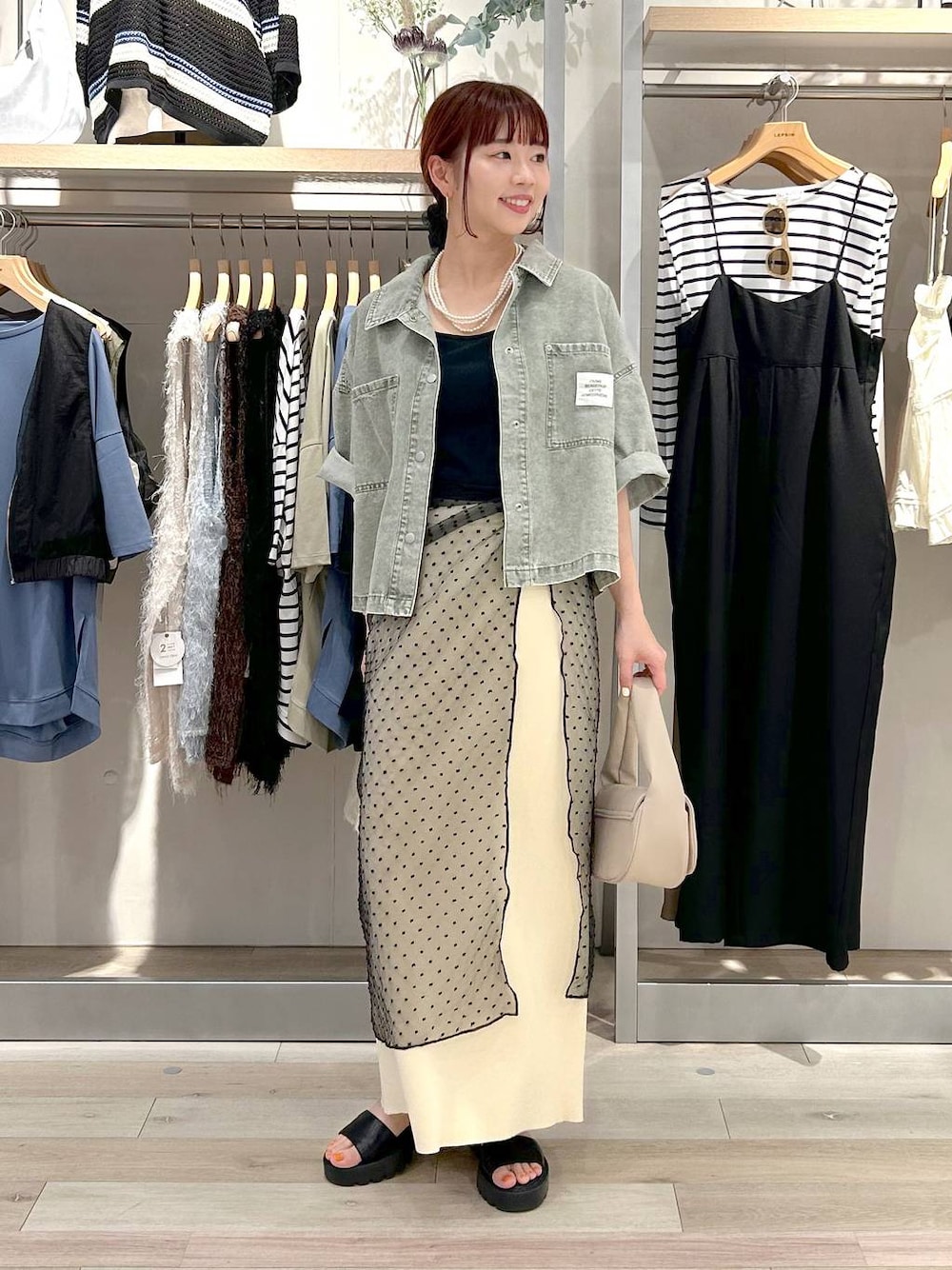 「カジュアル、差し色コーデ、着痩せ・細見え、楽ちんコーデ、春コーデ、夏コーデ、体型カバー、ベーシック/シンプル、LEPSIM、シンプルコーデ、大人カジュアル、春夏コーデ、30代_LEPSIM」｜「LEPSIMの14ゲージニットナロースカート　242468（スカート、ホワイト系）」を使った、ogiさん（レディース・157cm）の春コーディネートの1枚目の写真