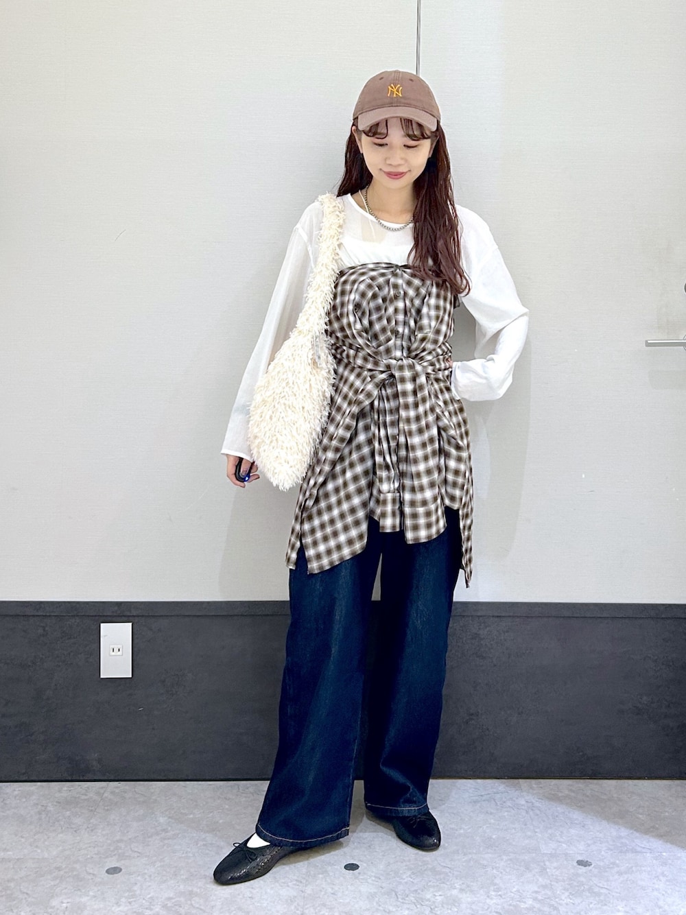 「LEPSIM、レプシィム(LEPSIM)、シャツスタイル、シャツ好き集まれ、ブラウン、秋服準備はじめました、キャップ、デニム、お出かけコーデ、ショルダーバッグ、チェック、ラクチンコーデ、大人かわいい、オトナ女子、初秋コーデ」｜「LEPSIMのフェイクフェザーフリンジショルダー　132585（ショルダーバッグ、ホワイト系）」を使った、ogiさん（レディース・157cm）の夏コーディネートの1枚目の写真