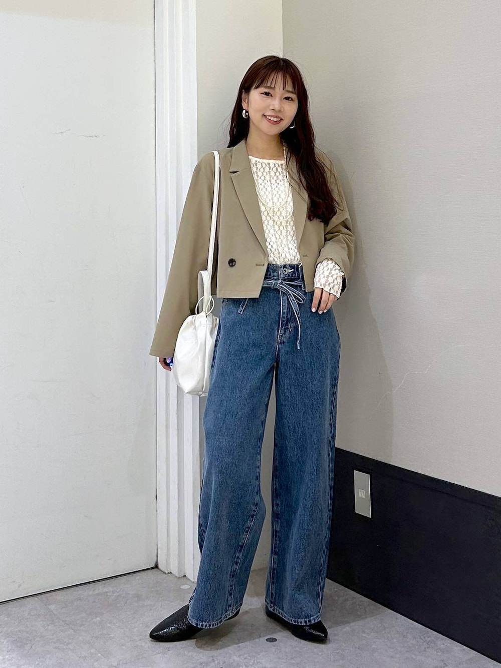 「きれいめカジュアル、カジュアル、差し色コーデ、着痩せ・細見え、楽ちんコーデ、春コーデ、体型カバー、ベーシック/シンプル、LEPSIM、シンプルコーデ、大人カジュアル、春夏コーデ、春先取り、ジャケットスタイル、デニムパンツ」｜「LEPSIMのベルト付きストレートデニム　242493（デニムパンツ、ブルー系）」を使った、ogiさん（レディース・157cm）の冬コーディネートの1枚目の写真