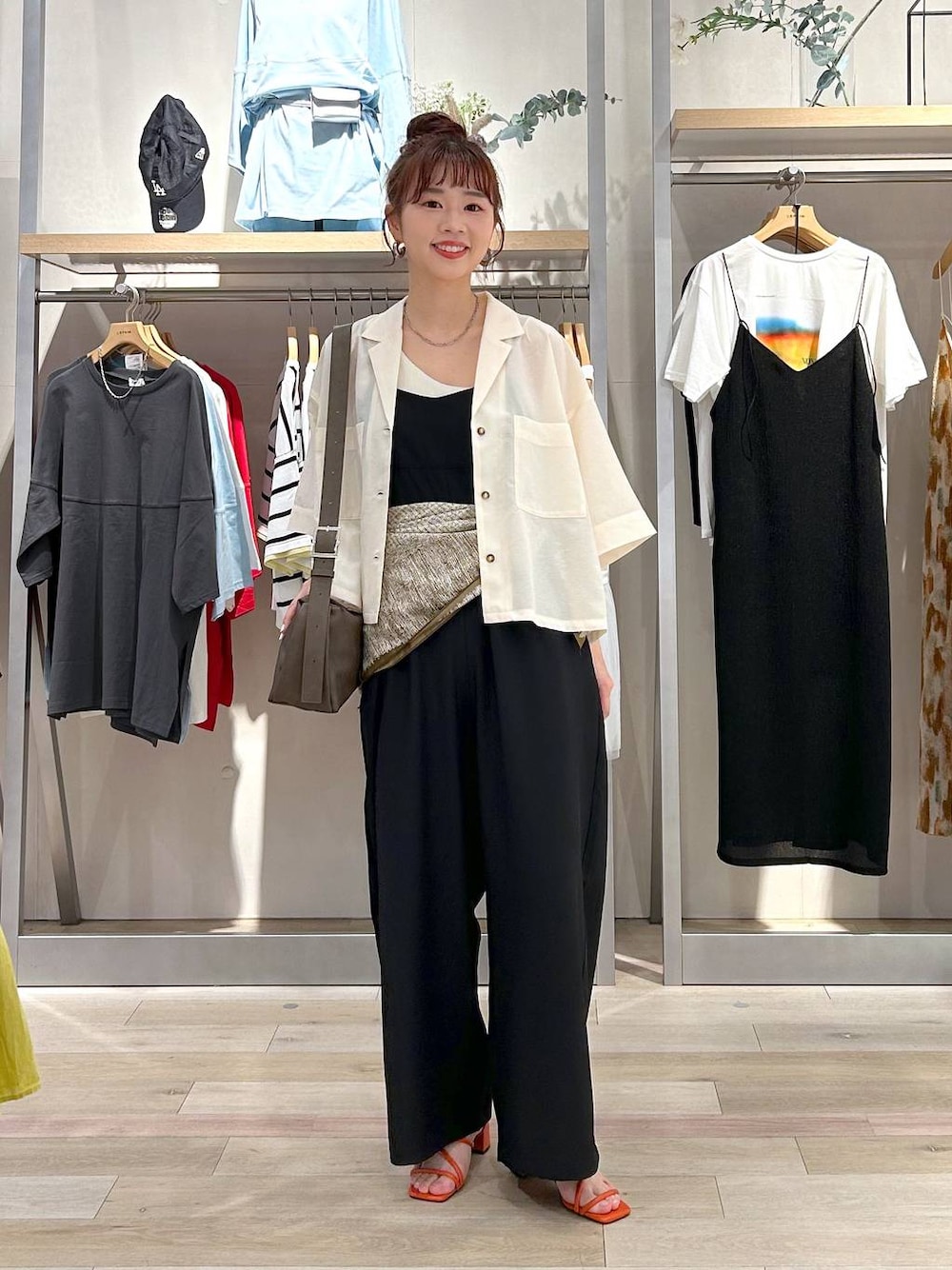 「カジュアル、差し色コーデ、着痩せ・細見え、楽ちんコーデ、春コーデ、夏コーデ、体型カバー、ベーシック/シンプル、LEPSIM、シンプルコーデ、大人カジュアル、春夏コーデ、30代_LEPSIM、サロペット、シャツ」｜「LEPSIMのフェイクレザーソフトショルダー　234670（ショルダーバッグ、ブラウン系）」を使った、ogiさん（レディース・157cm）の春コーディネートの1枚目の写真