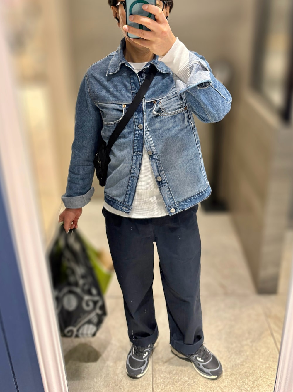 「Gジャン、one-o-five、Hanes、UNIQLO JW ANDERSON、タックワイドパンツ、asics gel nyc」｜「One-o-Fiveのアイテム（デニムジャケット、ブルー系）」を使った、Hayakeeeenさん（メンズ・163cm）の春コーディネートの1枚目の写真