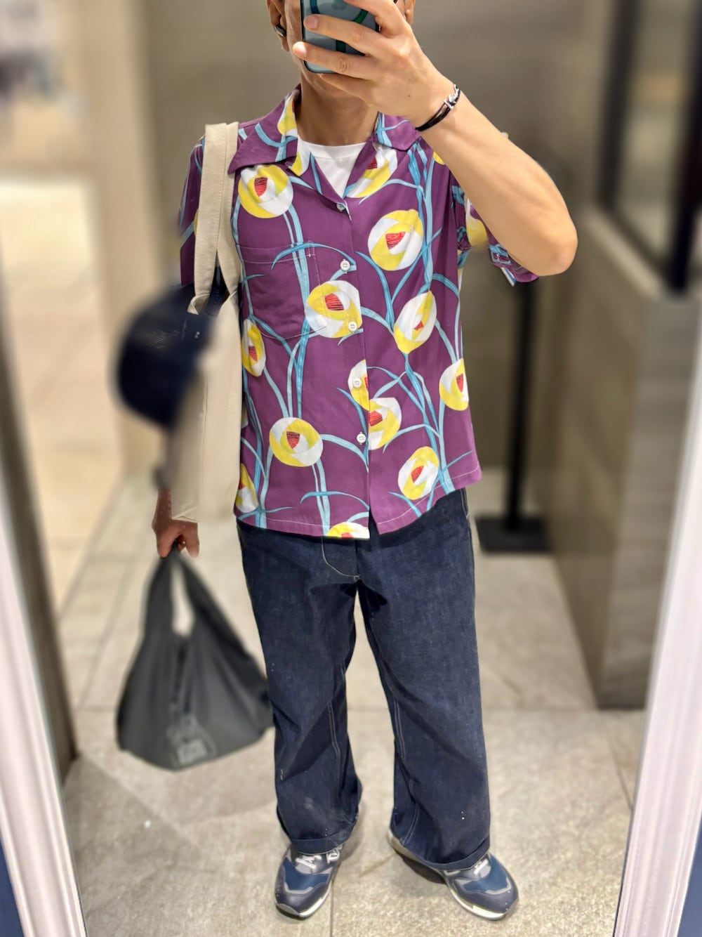 パープル系のシャツ/ブラウス、ブルー系のデニムパンツ、ブルー系のスニーカーを着用したメンズの秋コーディネートの1枚目の写真