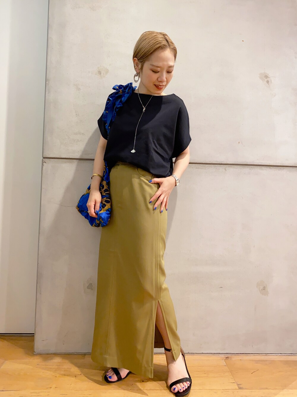 「シンプル、オトナカジュアル、ゆるコーデ、キレイめカジュアル、ロングスカート、スリット」｜「URBAN RESEARCH DOORSのドライコットンボートネックプルオーバー（Tシャツ/カットソー、ブラック系）」を使った、nakamuさん（レディース・160cm）の夏コーディネートの1枚目の写真