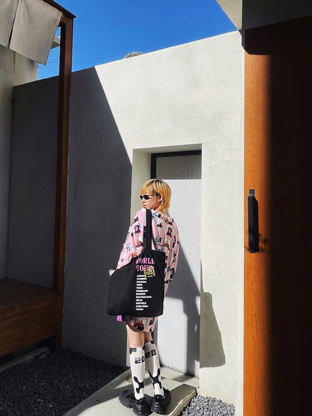 ブラック系のショルダーバッグ、ピンク系のシャツ/ブラウス、ブラック系のシューズを着用したレディースの秋コーディネートの1枚目の写真