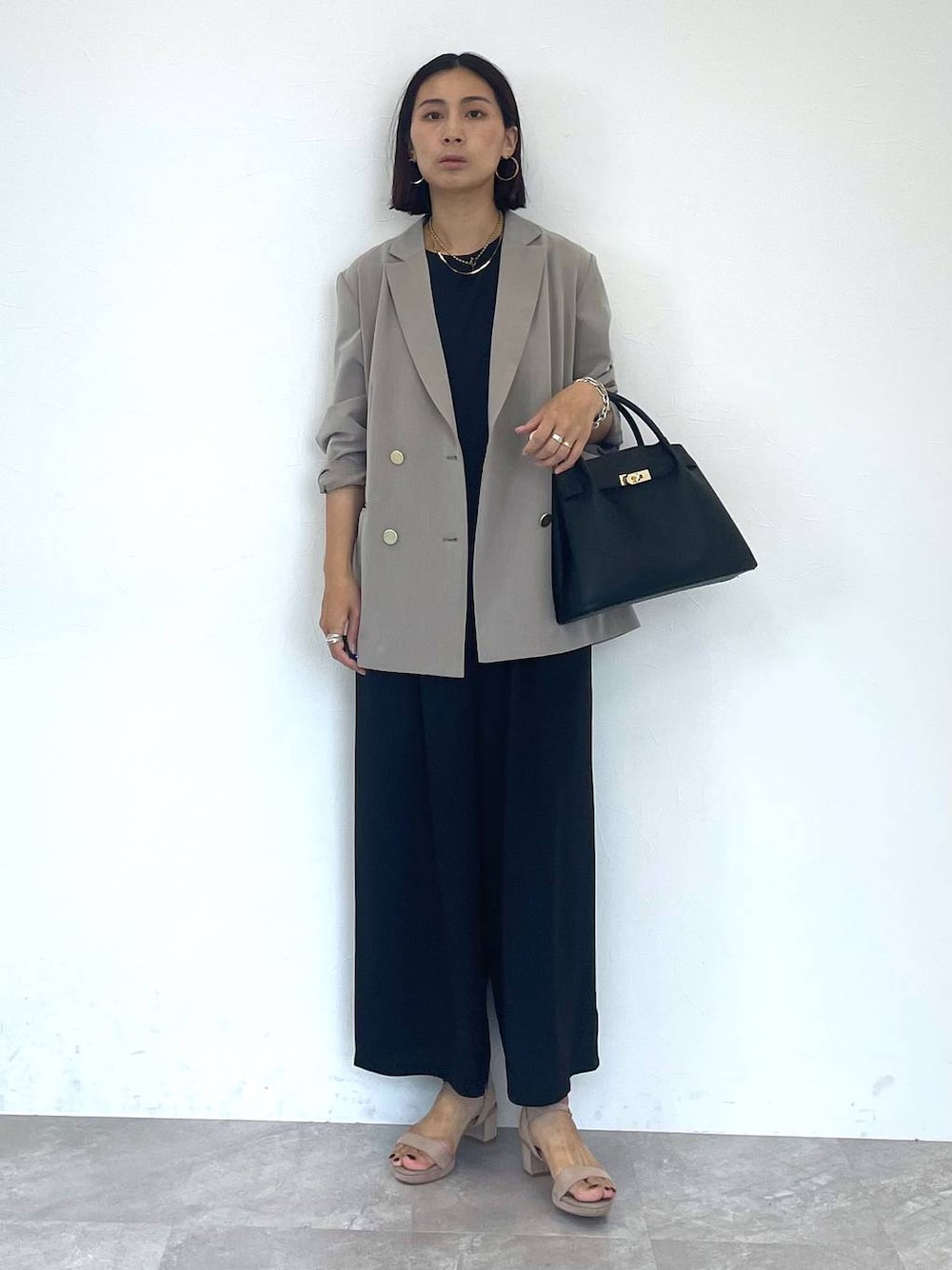 「高身長、リラックス、ベーシック/シンプル、ママコーデ、楽ちんコーデ、高見え、ハンサム、カジュアル、Elura、着痩せ・細見え」｜「EluraのふかふかFITヒールミュール/126047（サンダル、ベージュ系）」を使った、eriさん（レディース・167cm）の秋コーディネートの1枚目の写真