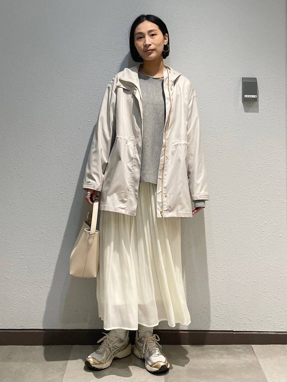「高身長、リラックス、ベーシック/シンプル、ママコーデ、楽ちんコーデ、高見え、ハンサム、カジュアル、Elura、着痩せ・細見え、マウンテンパーカー、スカート、ニット、ハンドバッグ」｜「Eluraのサテン楊柳プリーツスカート＜低身長サイズあり＞/252085（スカート、ホワイト系）」を使った、eriさん（レディース・167cm）の春コーディネートの1枚目の写真