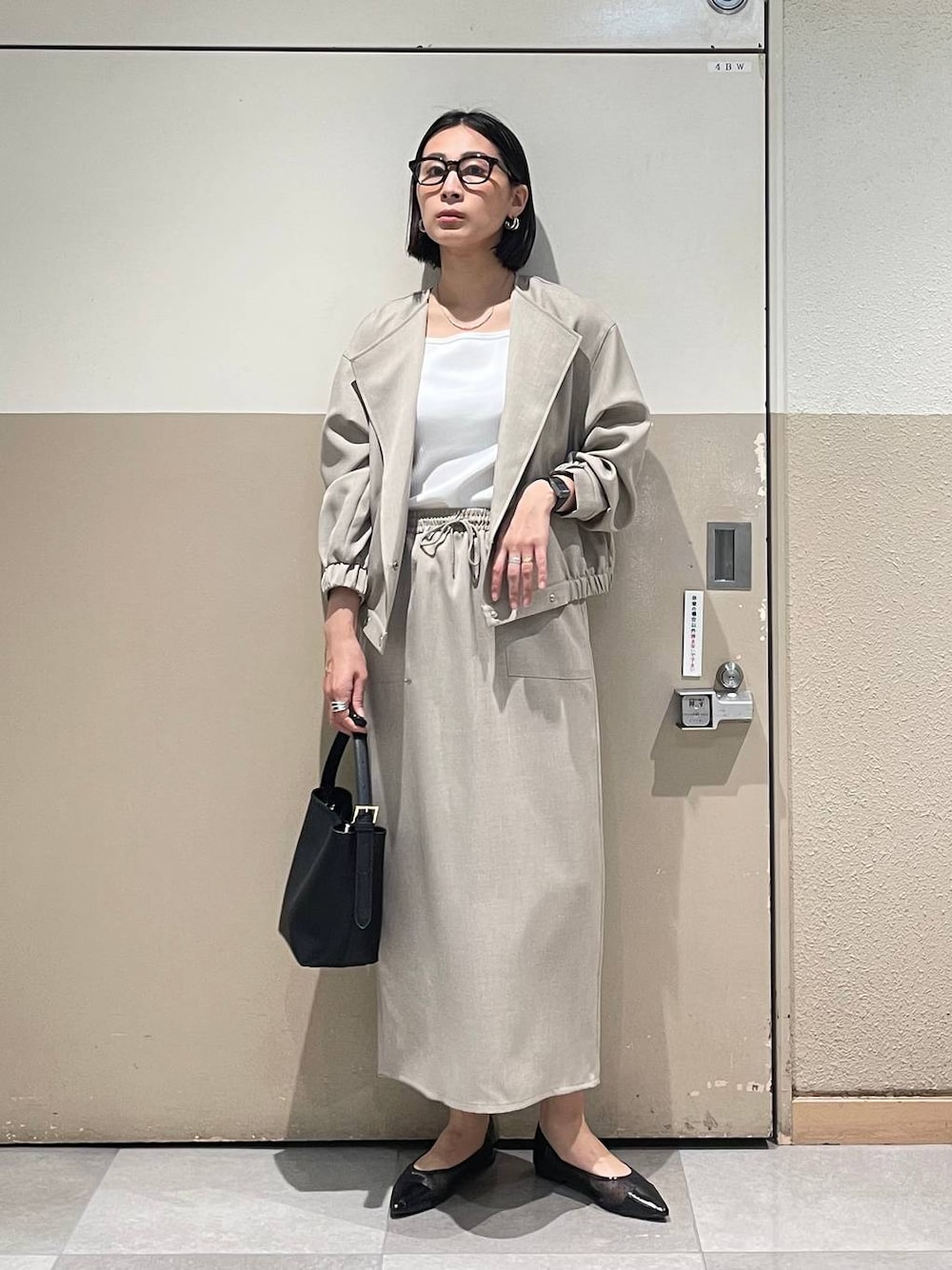 「高身長、リラックス、ベーシック/シンプル、ママコーデ、楽ちんコーデ、高見え、ハンサム、カジュアル、Elura、着痩せ・細見え、セットアップ、ロングスカート、春コーデ、ジャケット、カップ付きインナー」｜「Eluraのミニバケツショルダーバッグ/288727（ハンドバッグ、ブラック系）」を使った、eriさん（レディース・167cm）の春コーディネートの1枚目の写真