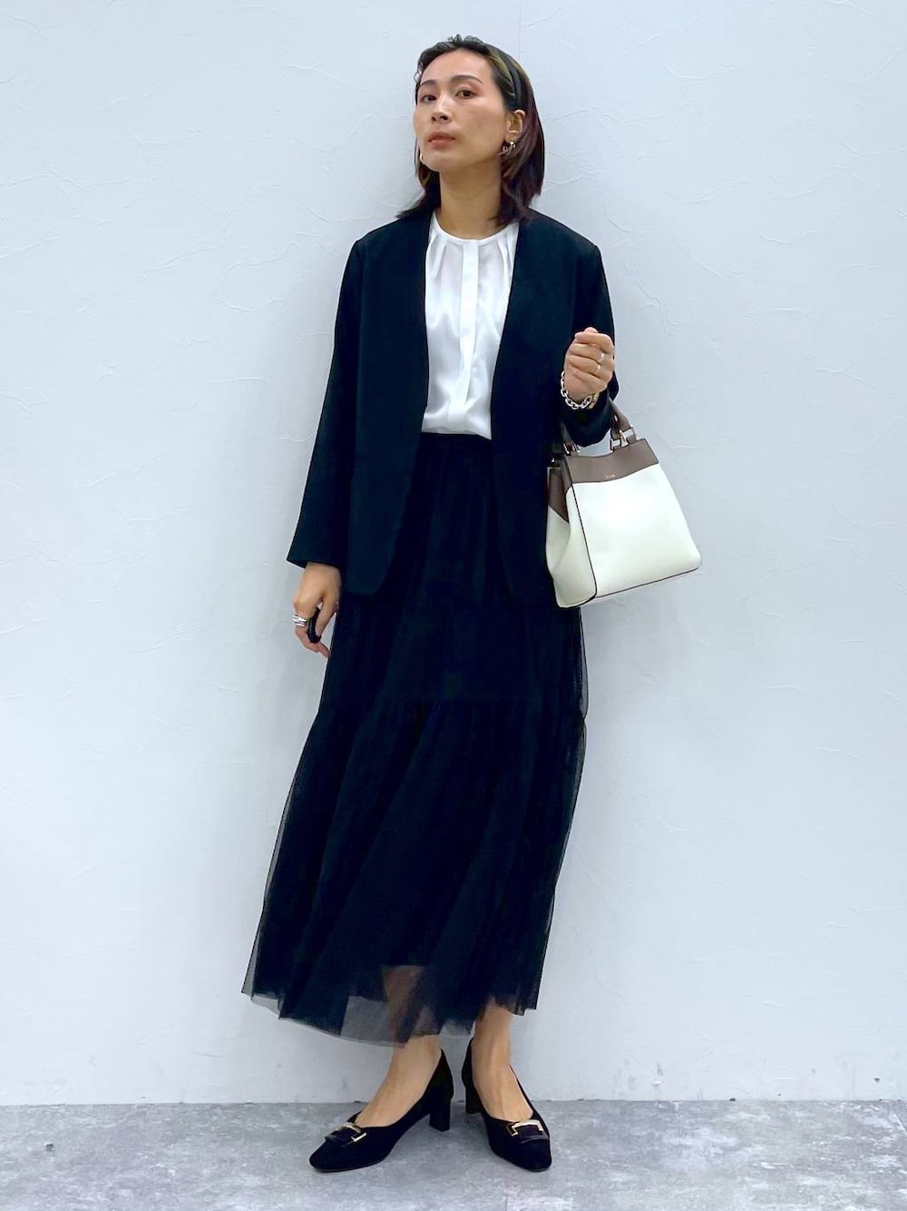 「高身長、リラックス、ベーシック/シンプル、ママコーデ、楽ちんコーデ、高見え、Elura、着痩せ・細見え、入学式・卒業式、ブラウス、ロングスカート、ジャケット、ハンドバッグ」｜「Eluraのリュクスエアリー変形ショルダー（ハンドバッグ、ホワイト系）」を使った、eriさん（レディース・167cm）の冬コーディネートの1枚目の写真