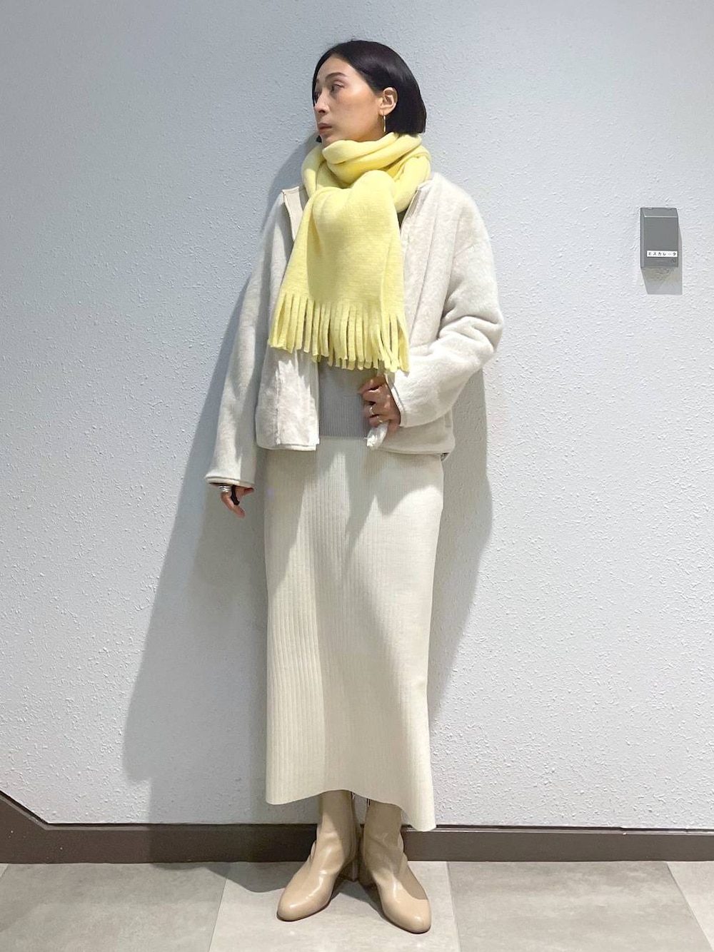 「高身長、リラックス、ベーシック/シンプル、ママコーデ、楽ちんコーデ、高見え、ハンサム、カジュアル、Elura、着痩せ・細見え、スカート、ニット、ブーツ、アウター」｜「EluraのラメVニット/133688（ニット/セーター、グレー系）」を使った、eriさん（レディース・167cm）の冬コーディネートの1枚目の写真